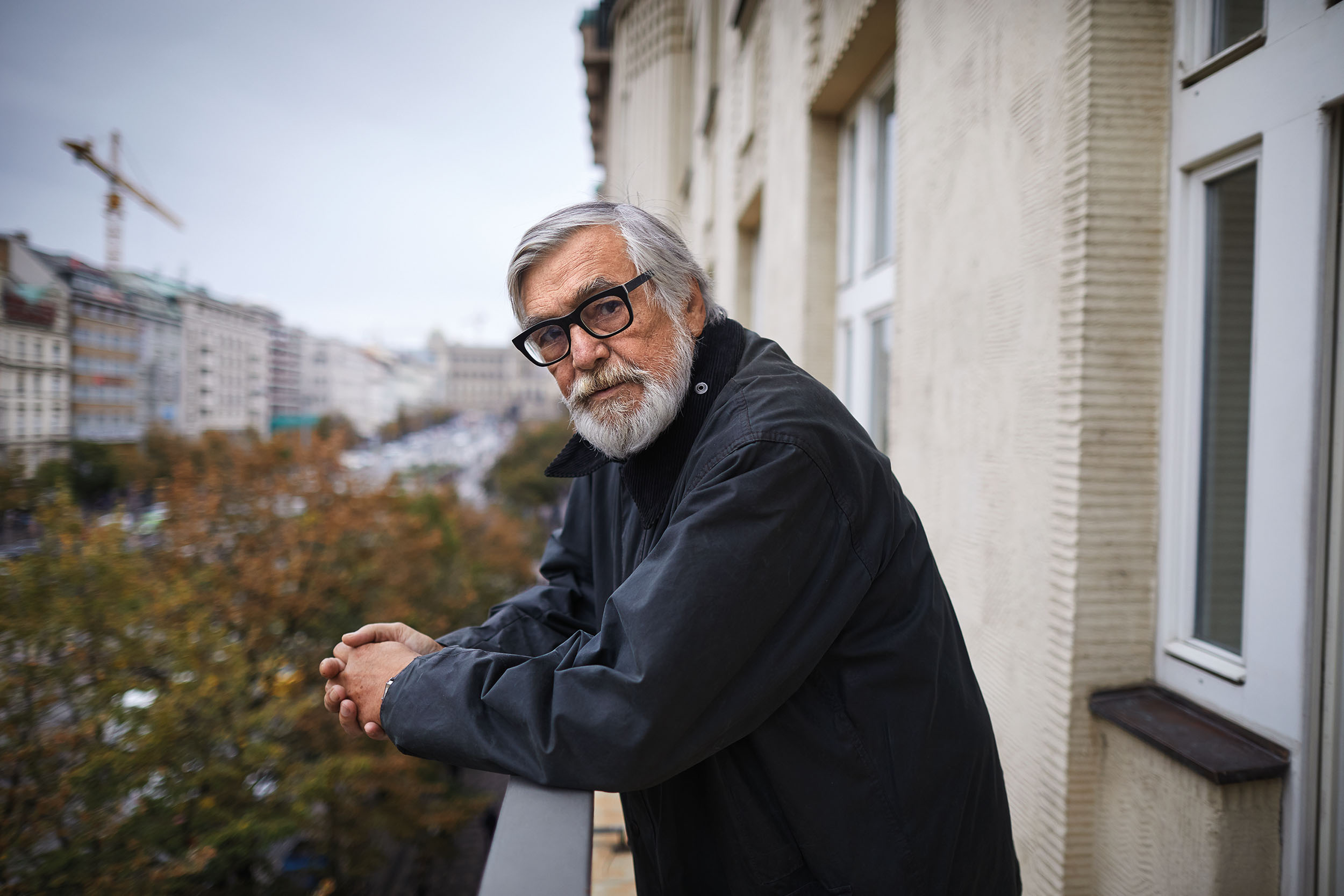 Jiří Bartoška, herec. „Na horizontu střechy naproti jsem očima hledal snajpera, který nás odstřelí. Václavák byl narvanej a Václav Havel za mnou říká: ‚Kurva, spusť, máš tady víc lidí než Elvis Presley.‘ Tak jsem spustil.“