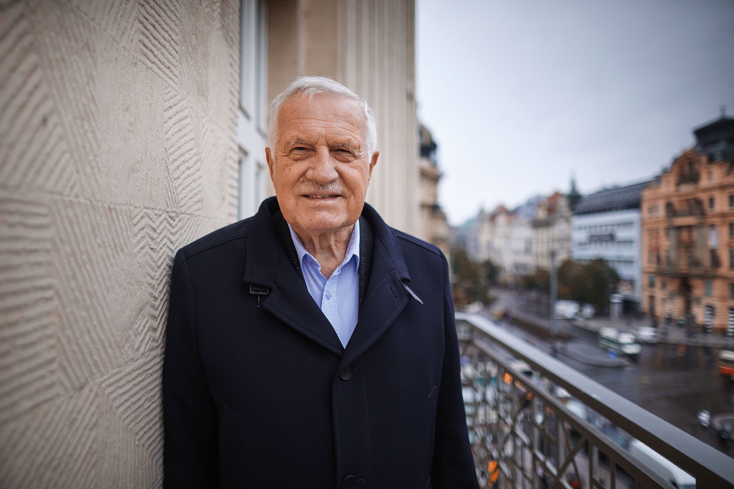 Václav Klaus, ekonom, později politik a prezident. „Přišel jsem za Občanské fórum pronést manifest, který jsem napsal. Jmenoval se Co chceme. Mikrofony byly tehdy ještě nekvalitní a měly ozvěnu, takže se mi všechna slova vracela zpátky.“