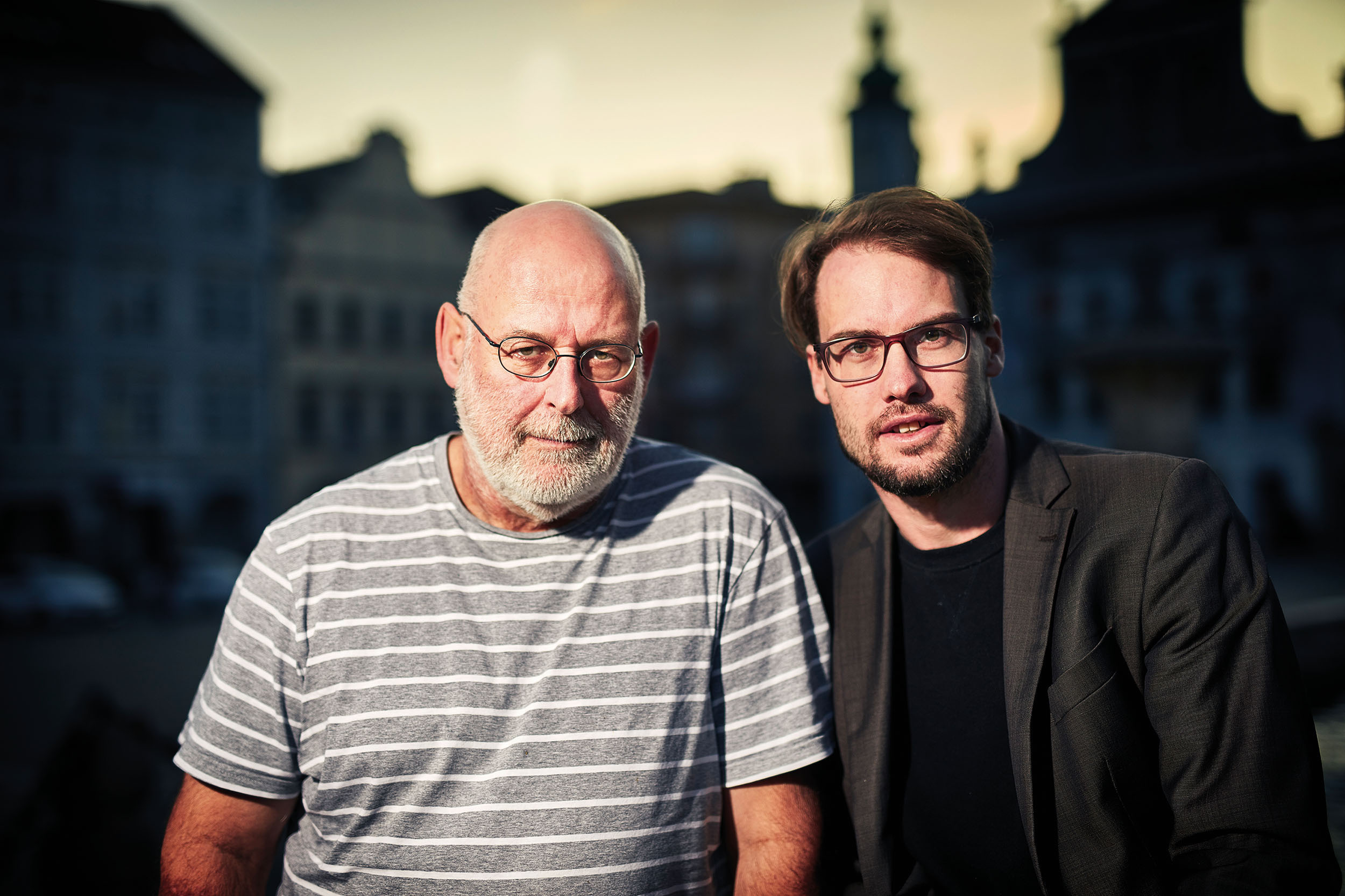 Pavel a Martin Kolářovi nijak nepřehrávali, bylo jasné, že stejným způsobem spolu komunikují, kdykoliv se potkají. Po skončení rozhovoru pro magazín Reportér se odebrali domů k rodinné večeři – otec na kole, syn pěšky.