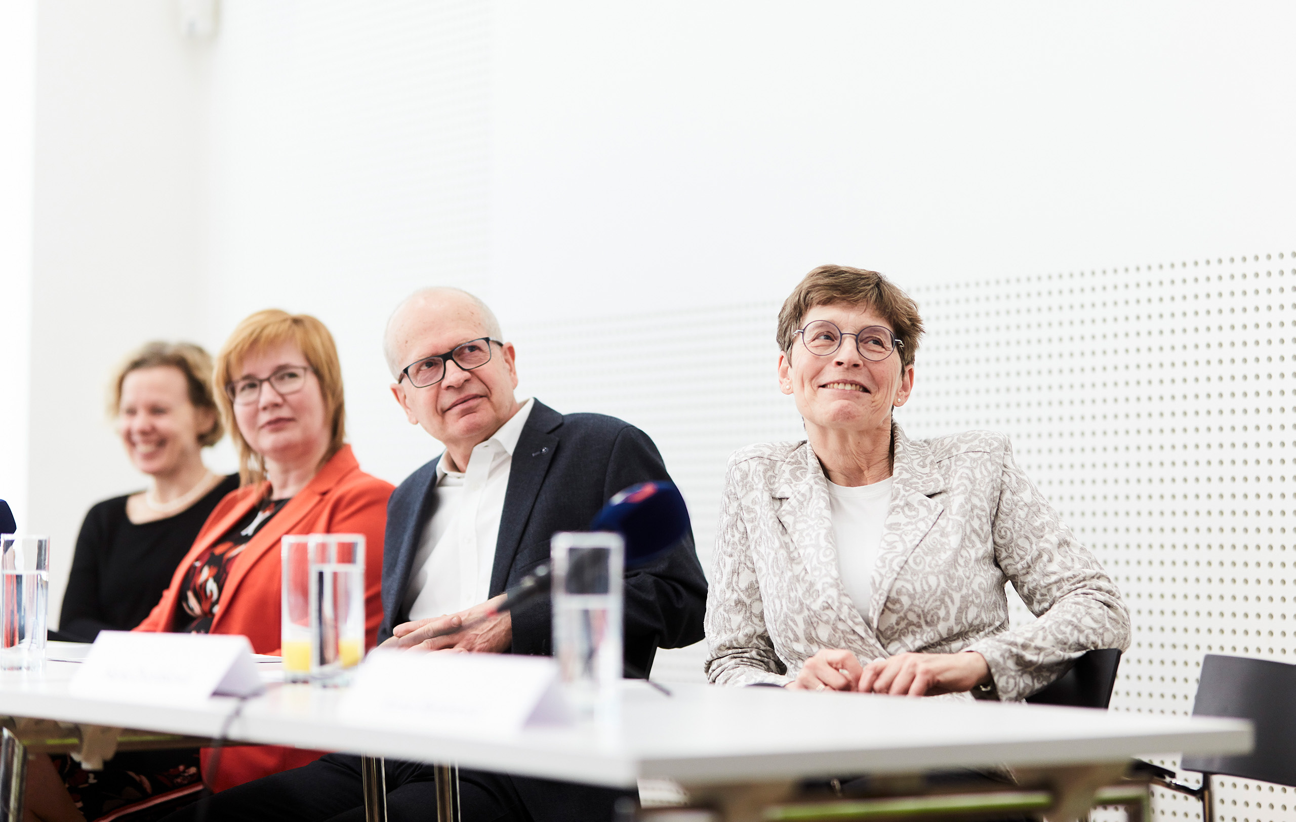 Manželé Dvořákovi (vpravo) při tiskové konferenci Nadace Experientia.