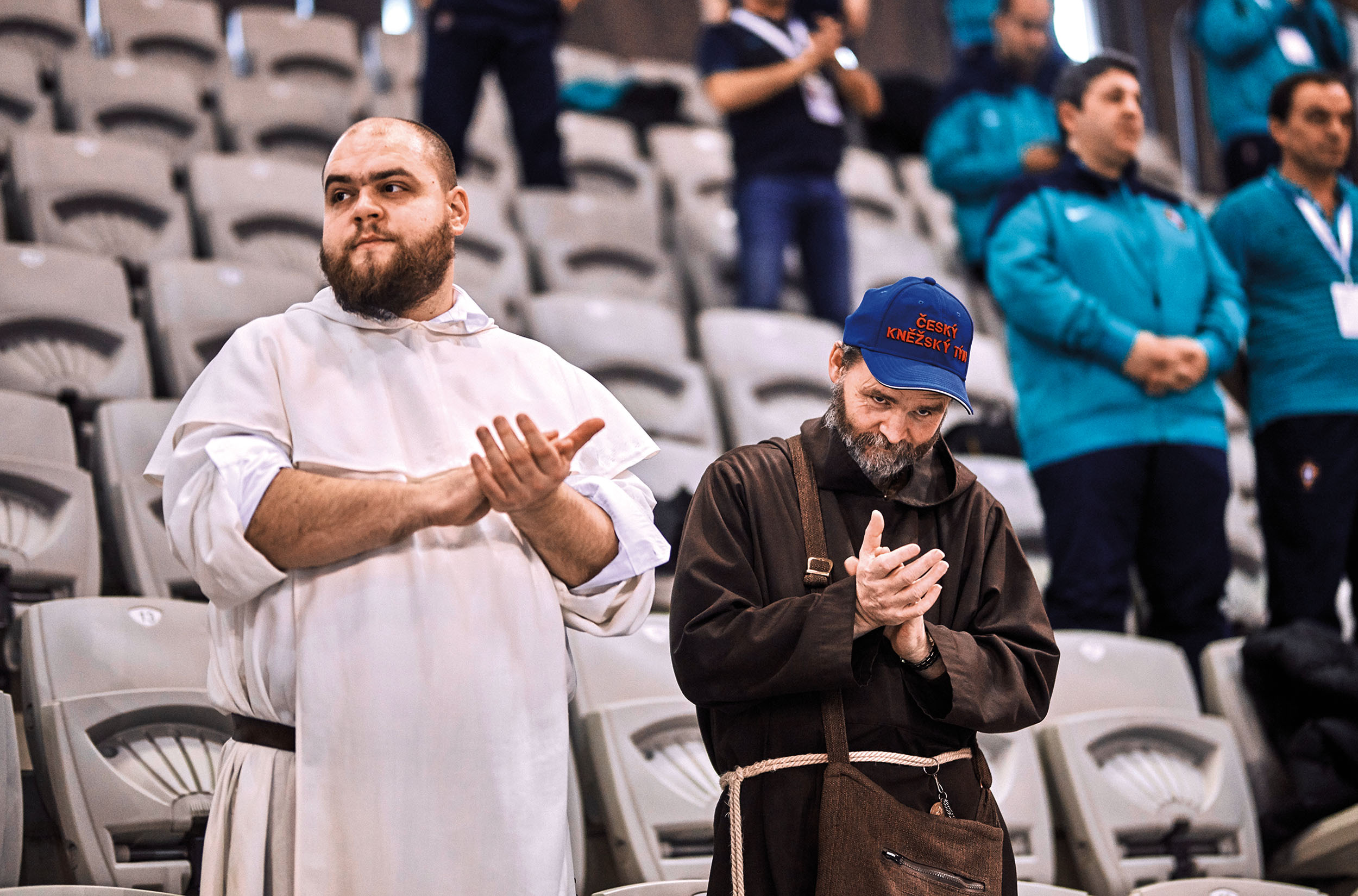 Vedle dominikána vidíme Hyacinta kapucína Dismase v modré kšiltovce.