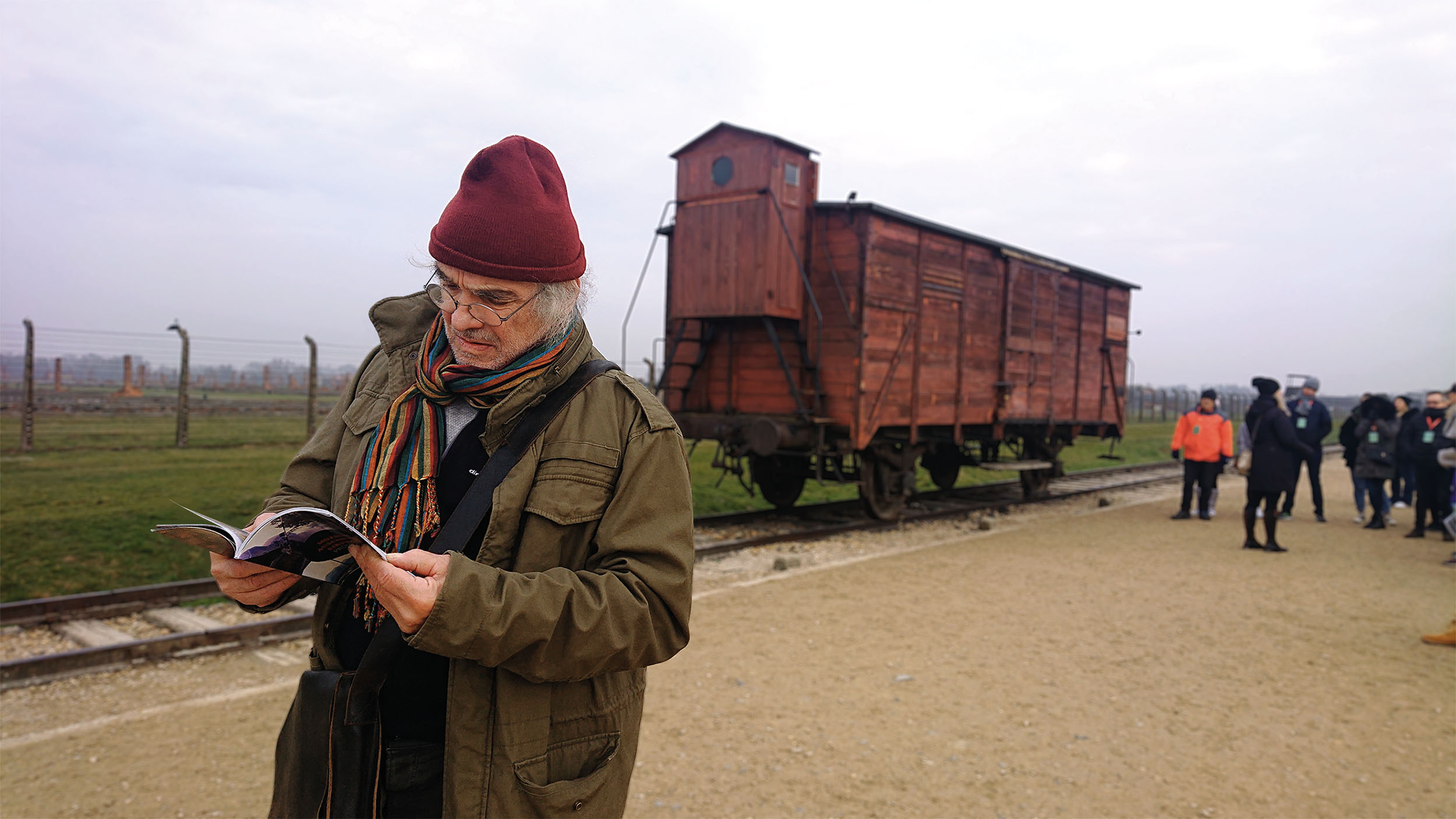 Při mnohahodinovém bloudění koncentračními tábory Olda pokaždé zvážní, a dokonce, je to na pováženou!, přestane kouřit své elektronické cigarety.