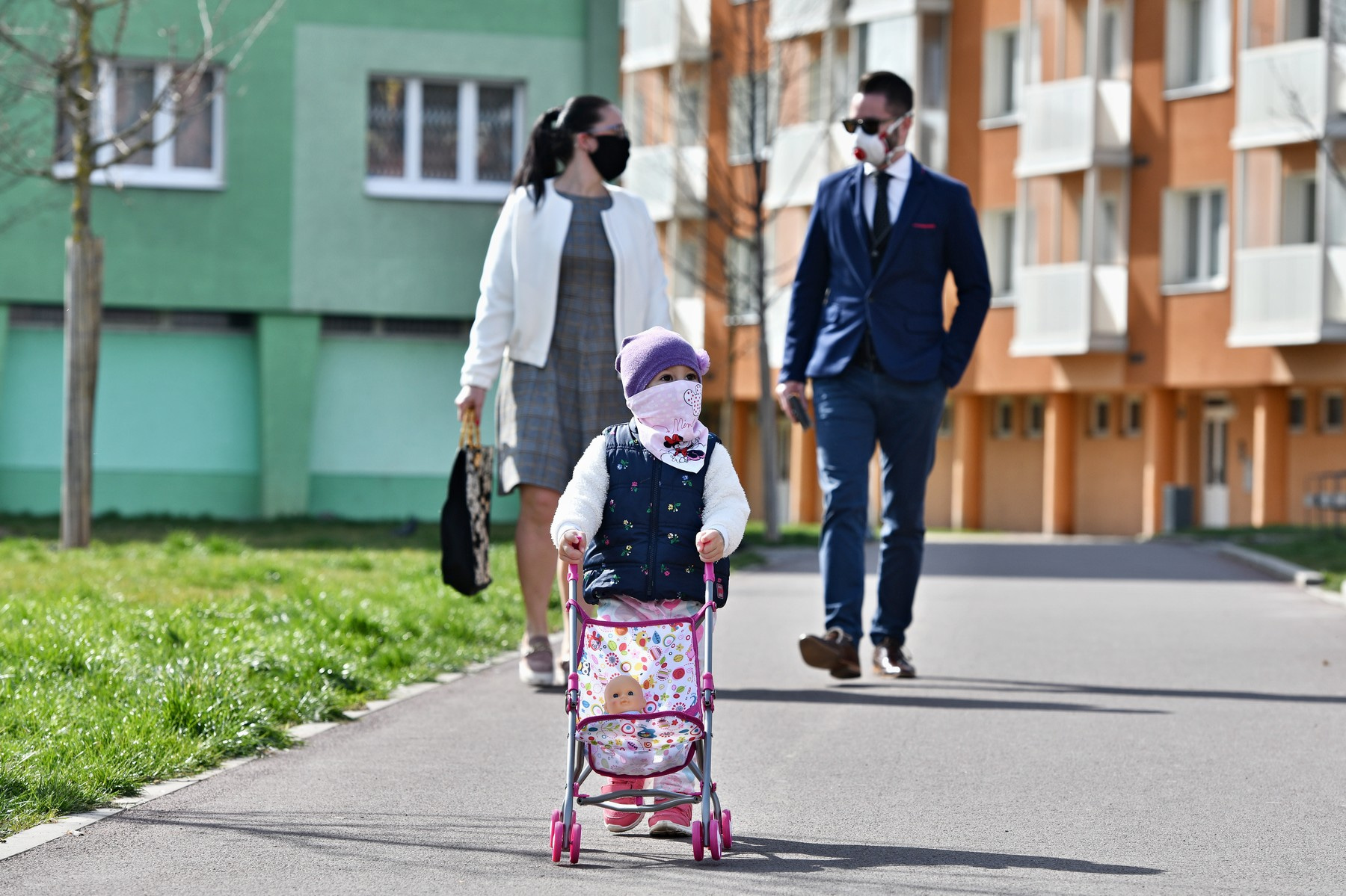 Rodina na procházce v času pandemie.