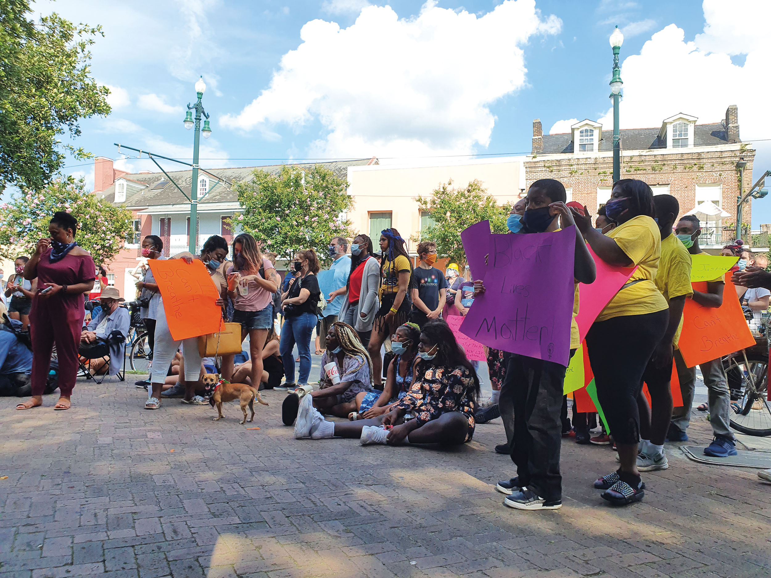 Neworleanské rodiny přihlížejí africkému bubnování na Congo Square – náměstí, kde se kdysi o nedělích setkávali černí otroci.