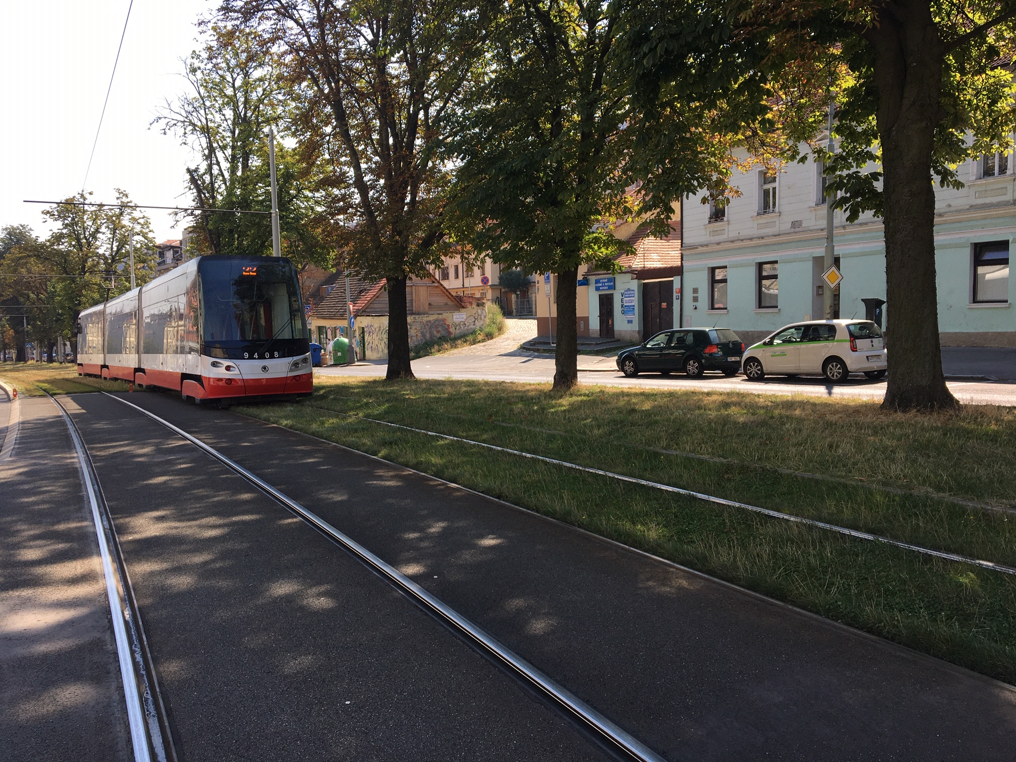 Cesta volná. Bělohorská ulice bez zábradlí.