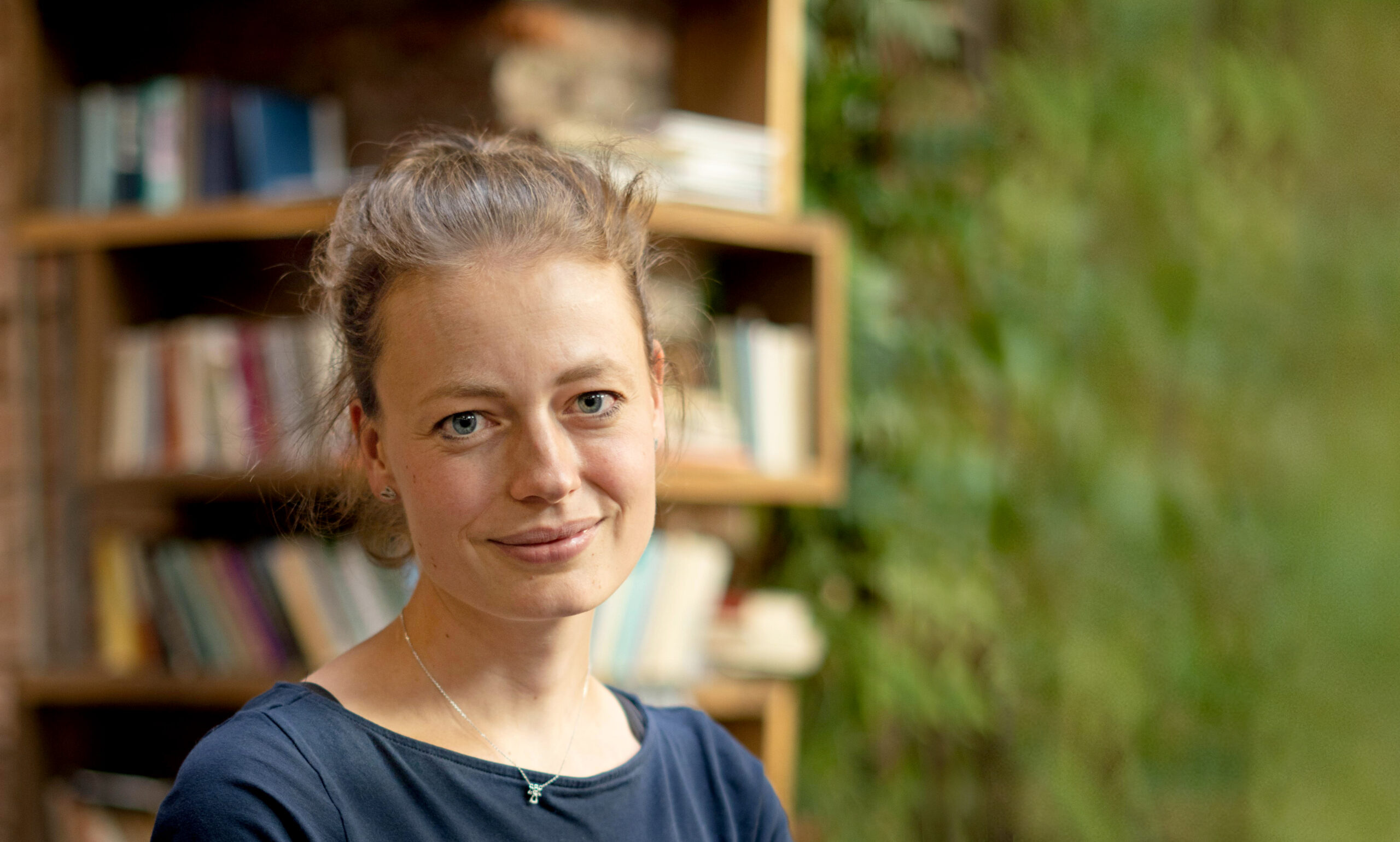 Anna Hofschneiderová se věnuje právům zranitelných skupin a problematice deinstitucionalizace.