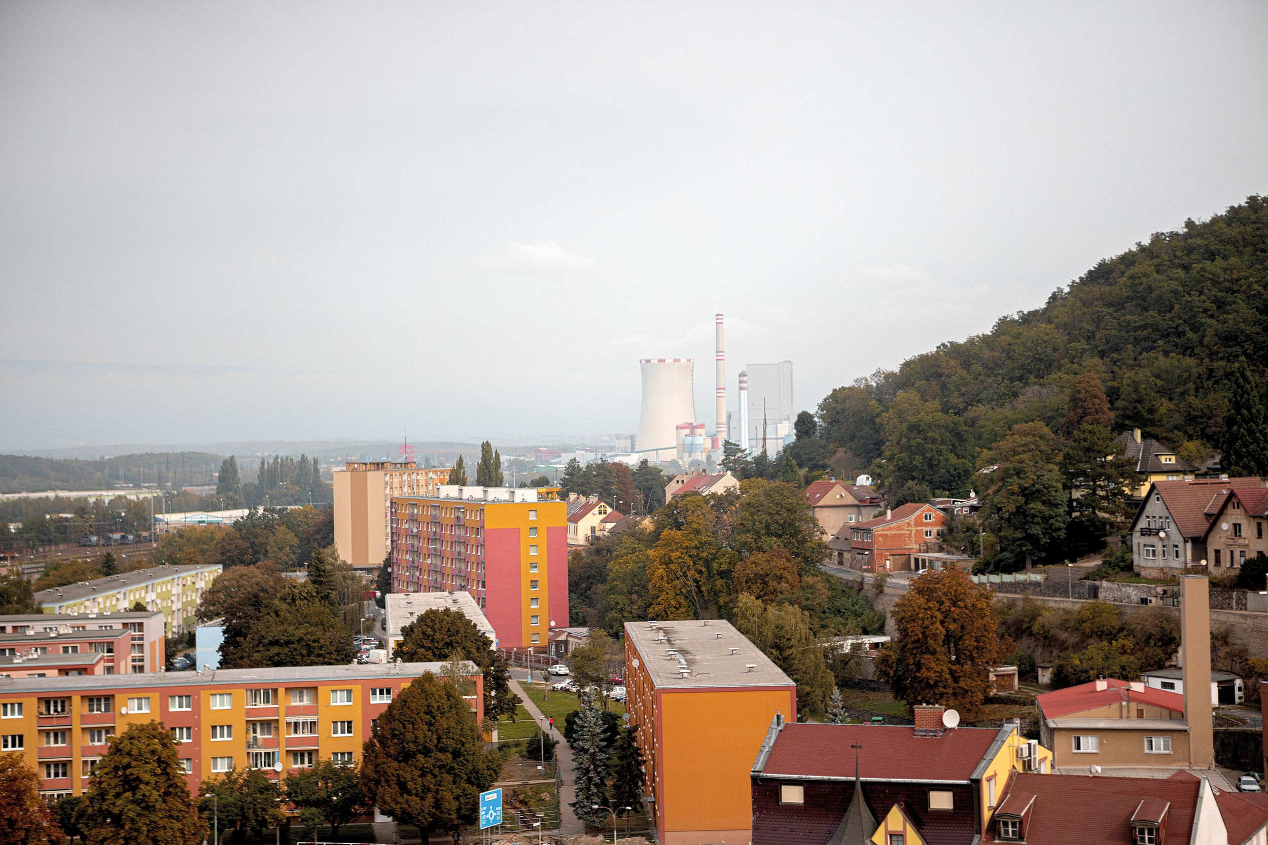 Bílina bývala lázeňským městem, industrializace ji proměnila v město hornické. V pozadí hnědouhelná elektrárna Ledvice.