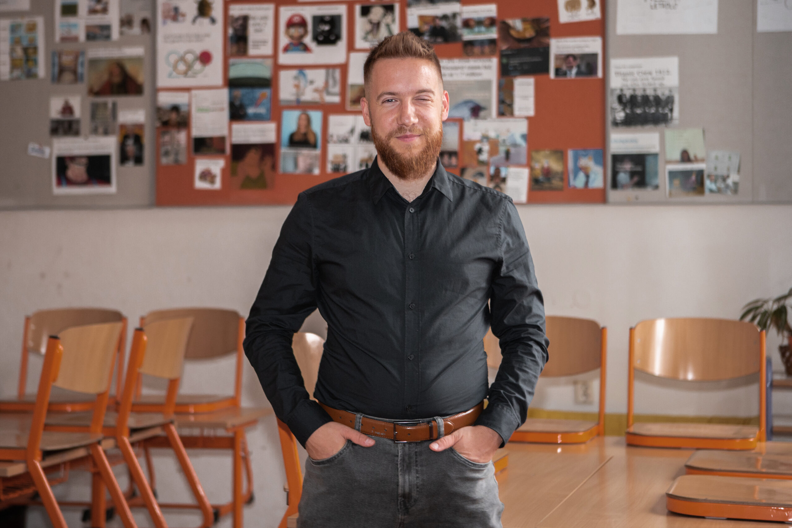 Daniel Pražák začal učit už na Základní škole Strossmayerovo náměstí už čerstvě po maturitě. Dnes se jako už o něco zkušenější kantor snaží zlepšit vzdělávání budoucích kantorů.