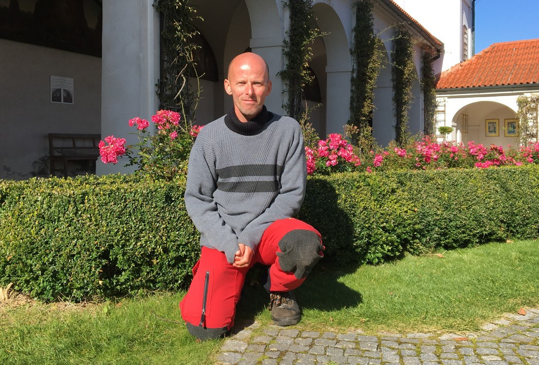 František Kynčl na svém oblíbeném místě v klášteře Klokoty na okraji Tábora.