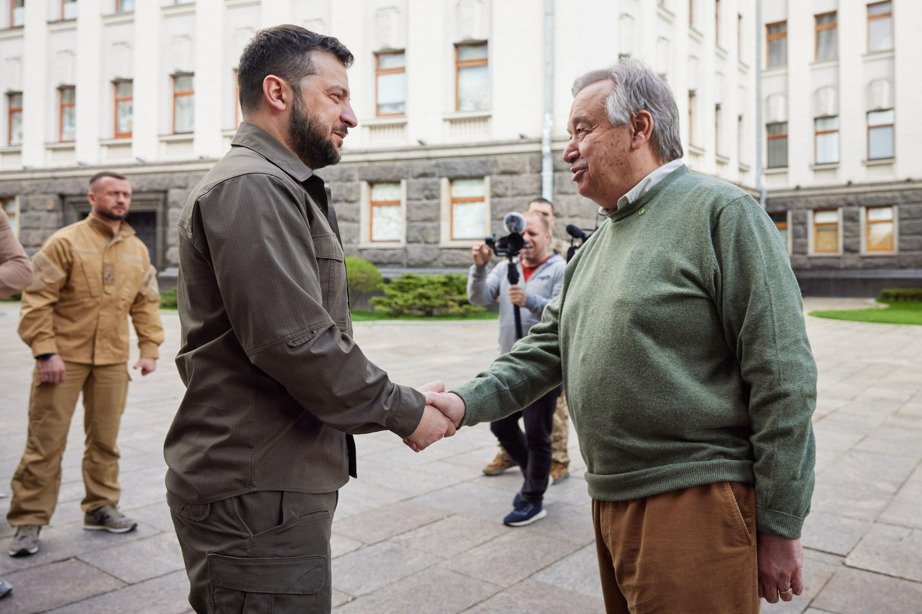 Ukrajinský prezident Volodymyr Zelenskyj a generální tajemník OSN António Guterres v Kyjevě, v dubnu 2022.