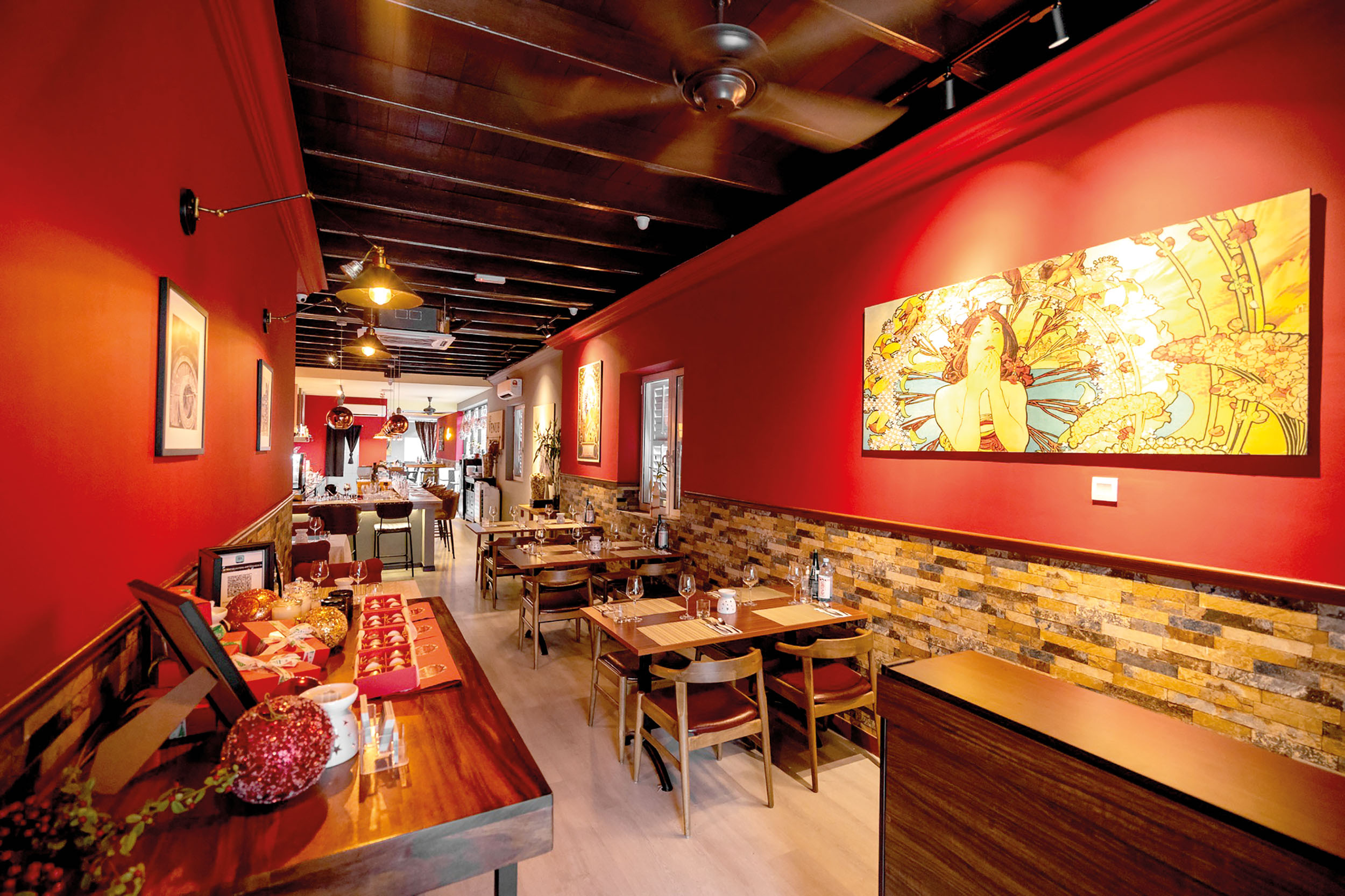 Interiér restaurace, kterou vybudoval český šéfkuchař Petr Fehér v Malajsii.