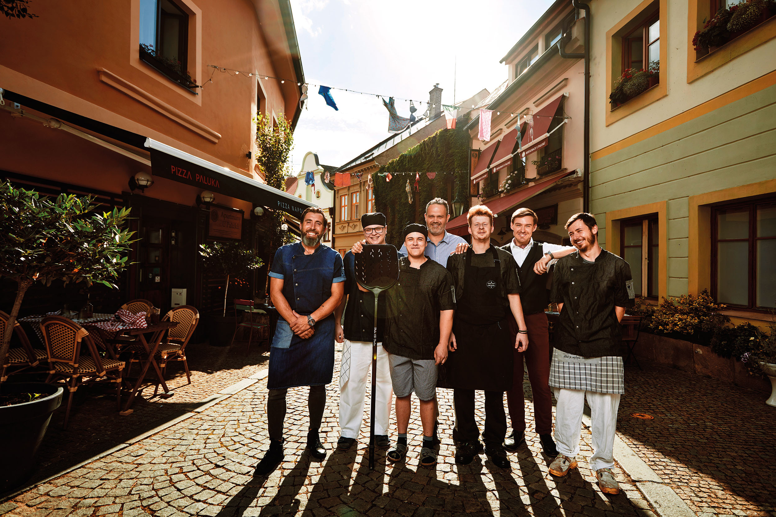 Tým pizzerie Aleš Mrkva, Nikolaj Krivcov a Jakub Kubáš, majitel obou podniků David Paluka, šéfkuchař restaurace Jiří Svatuška, manažer Daniel Paluka a kuchař Jiří Štefka.
