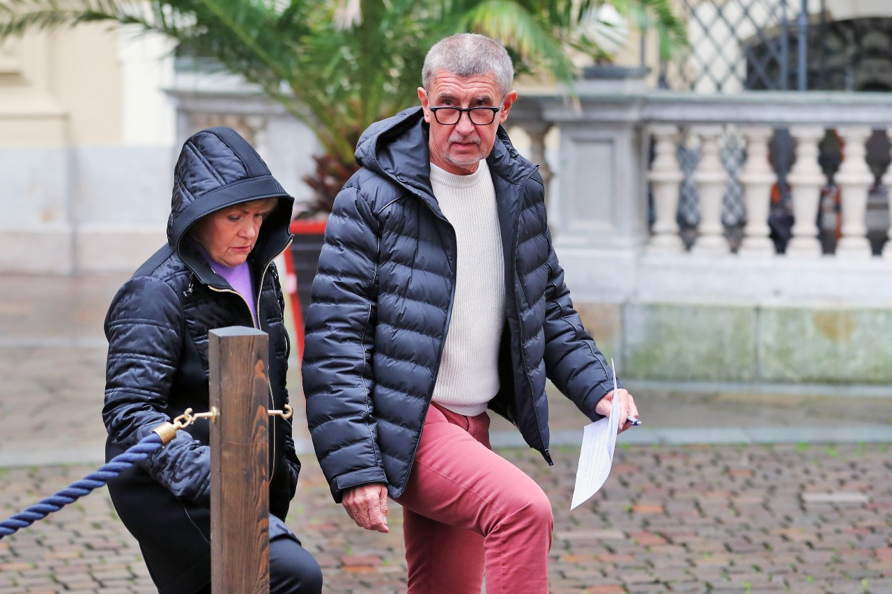 Andrej Babiš těsně před tím, než se vyjádřil k výsledkům druhého kola senátních voleb, které se konalo v říjnu 2022.