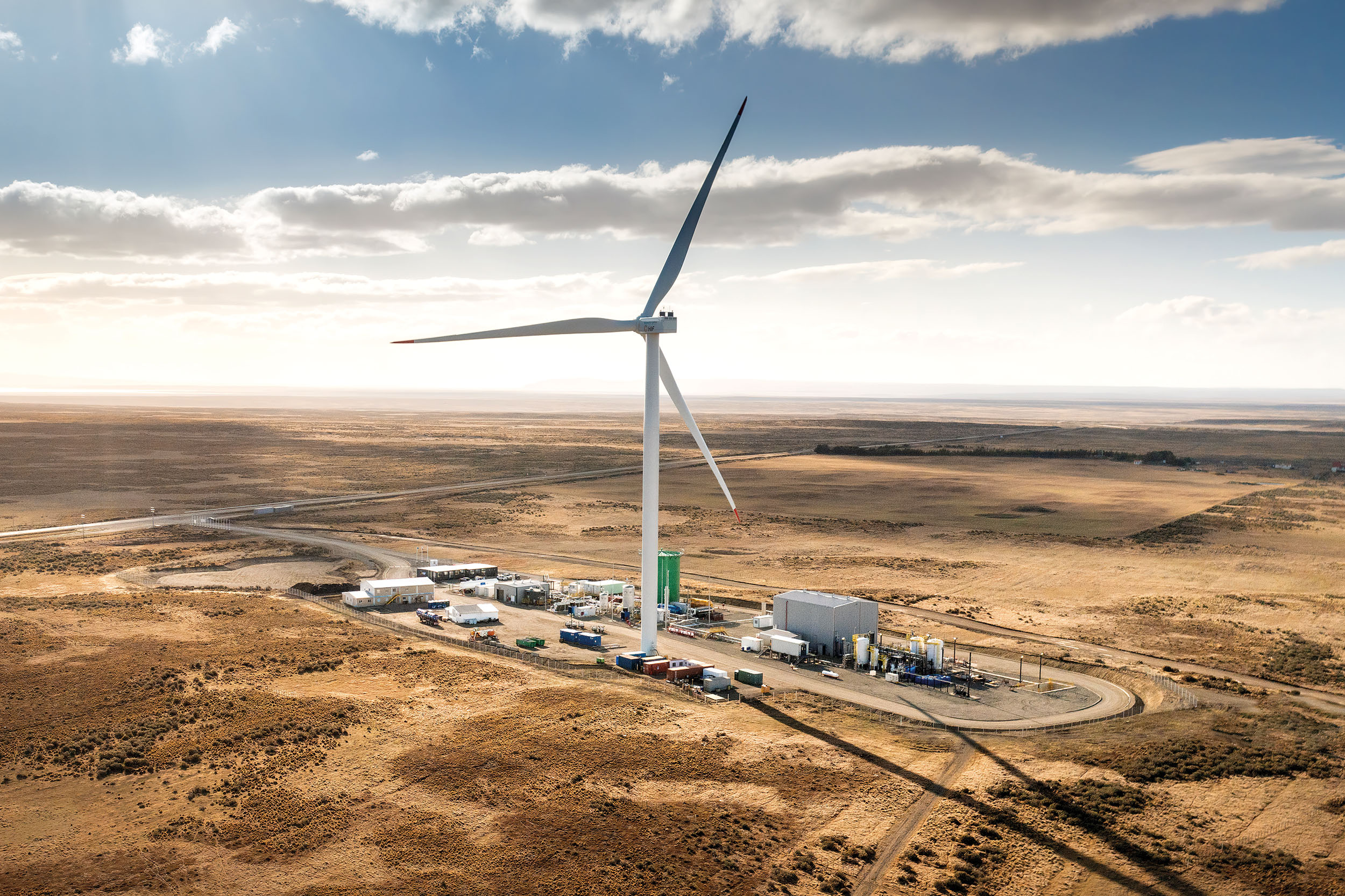 Energie získaná z větru se využívá k elektrolýze, která rozkládá vodu na vodík a kyslík. Vodík se pak smísí s CO2 získaným ze vzduchu a vzniká takzvaný e-metanol. Ten pak v dalším procesu prochází úpravou na e-palivo.