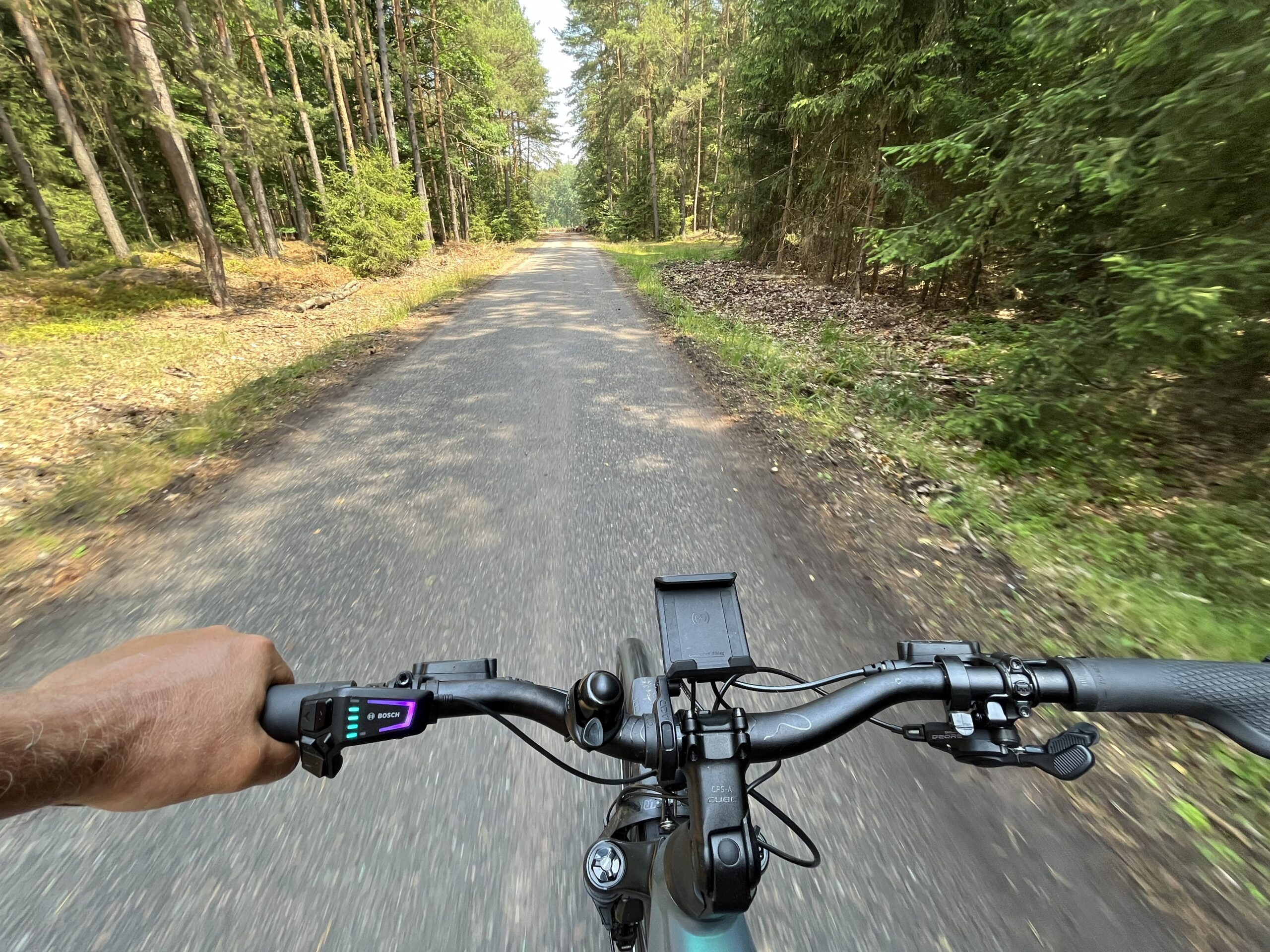 Držák na mobil je prázdný, protože telefon zrovna používám jako foťák.