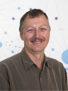 Předseda představenstva společnosti RSJ a odborník na kapitálové trhy, který svou profesní dráhu zahájil jako vědecký pracovník. Mecenáš.