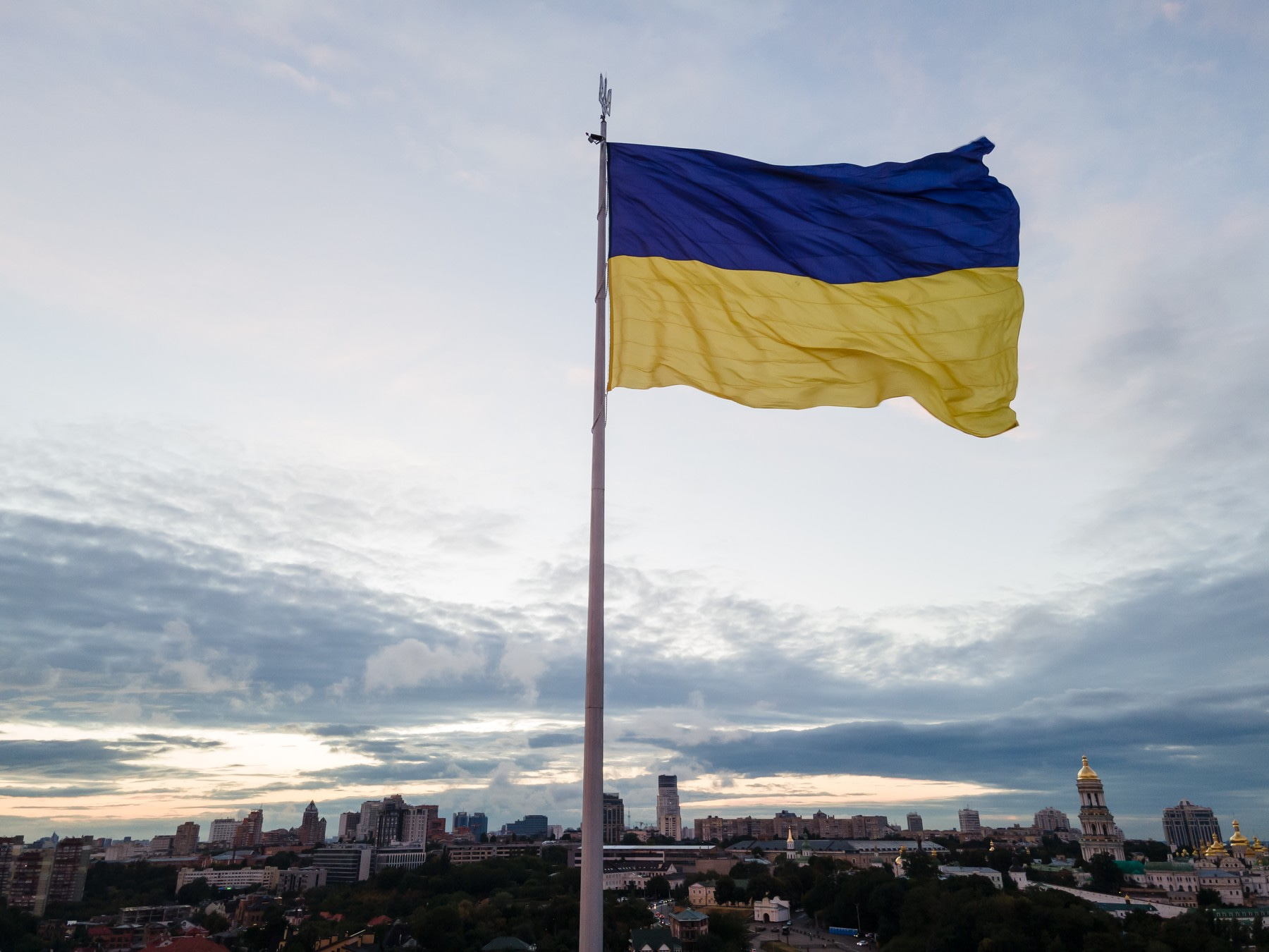 Ukrajinská vlajka nad Kyjevem.