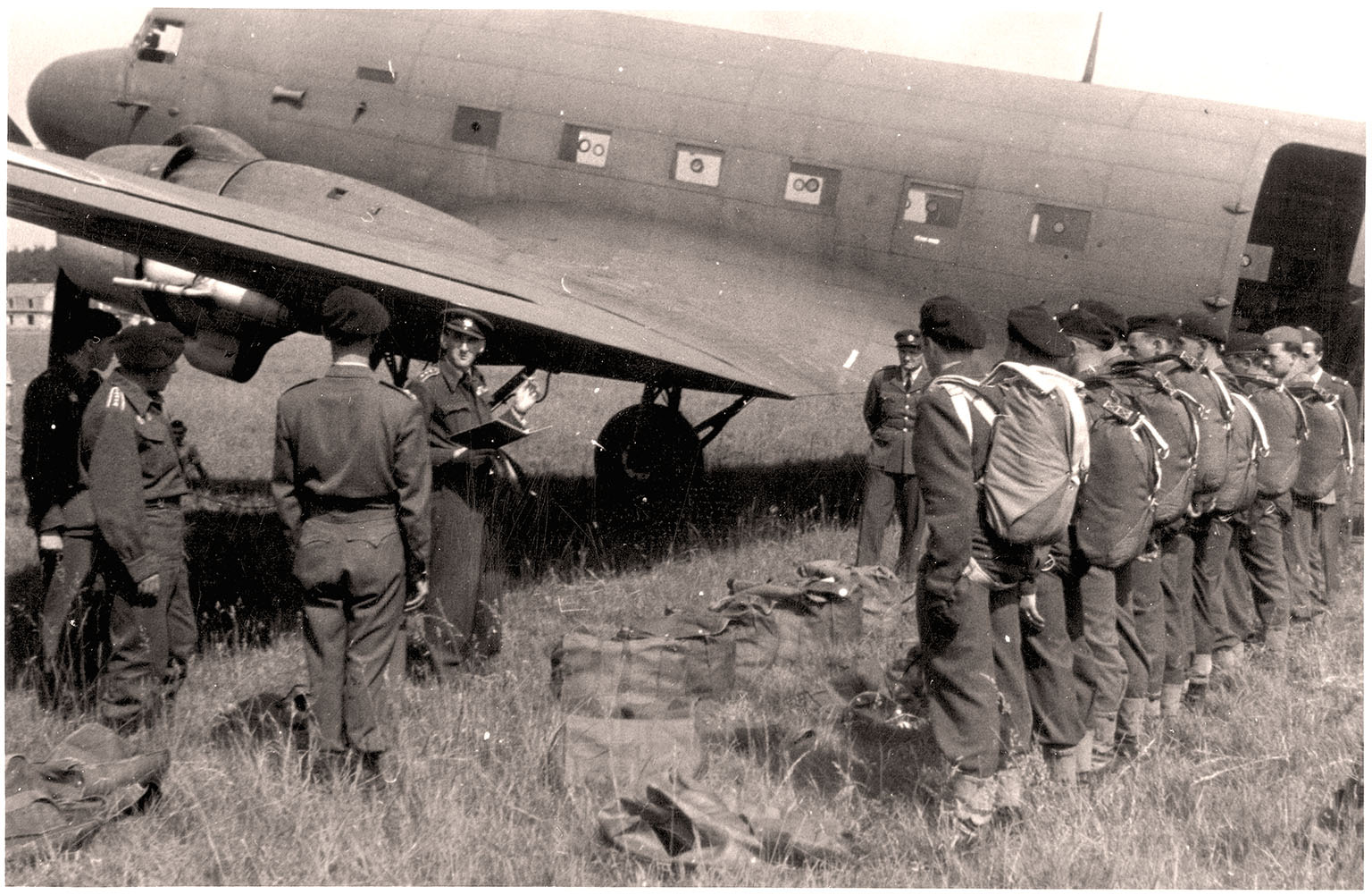 Nástup výsadkářů do letadla. Z výcviku židovských dobrovolníků se žádný snímek pravděpodobně nedochoval. Takto to ale mohlo vypadat i tehdy, když šli na svůj první seskok oni sami.
