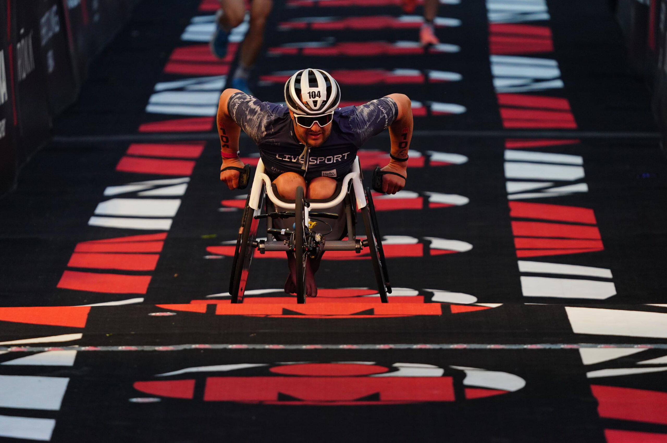 Honza Tománek v běžecké formuli míří do cílové rovinky v St. George.