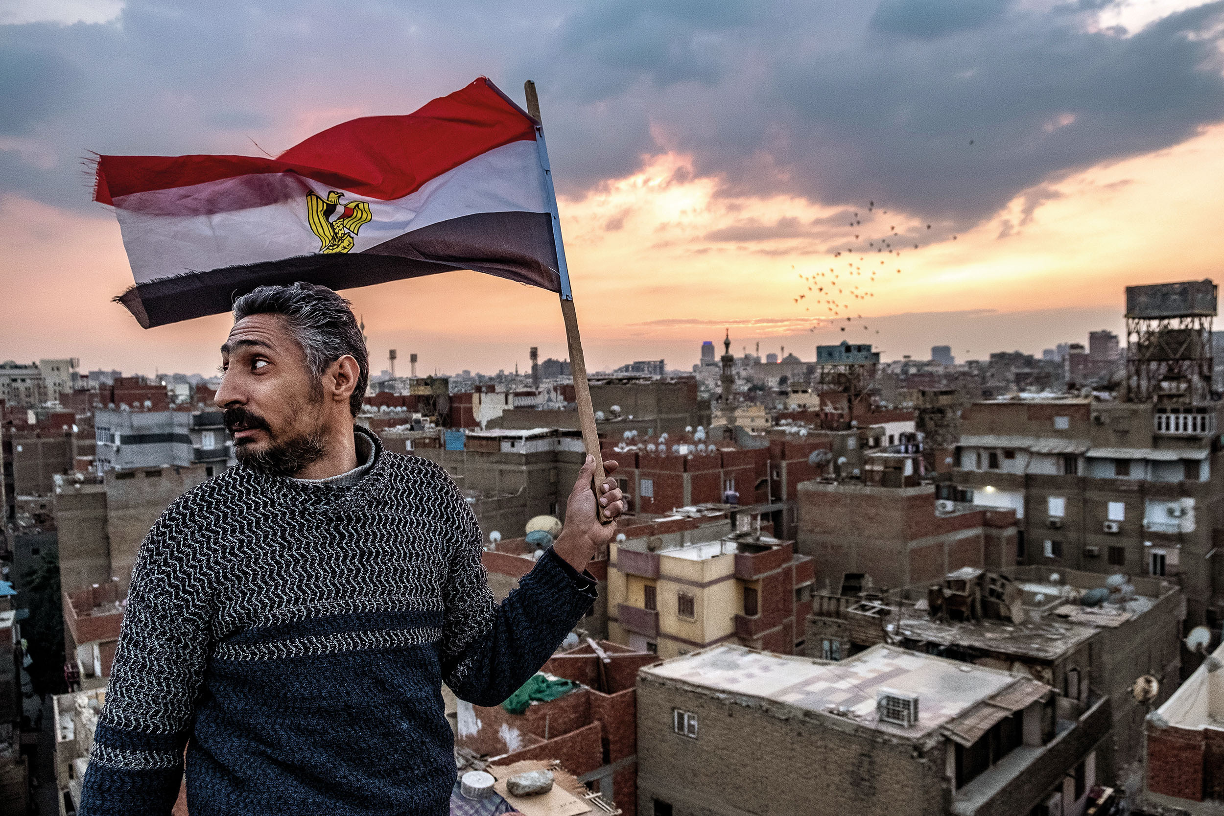 Mahmúd naviguje egyptskou vlajkou.