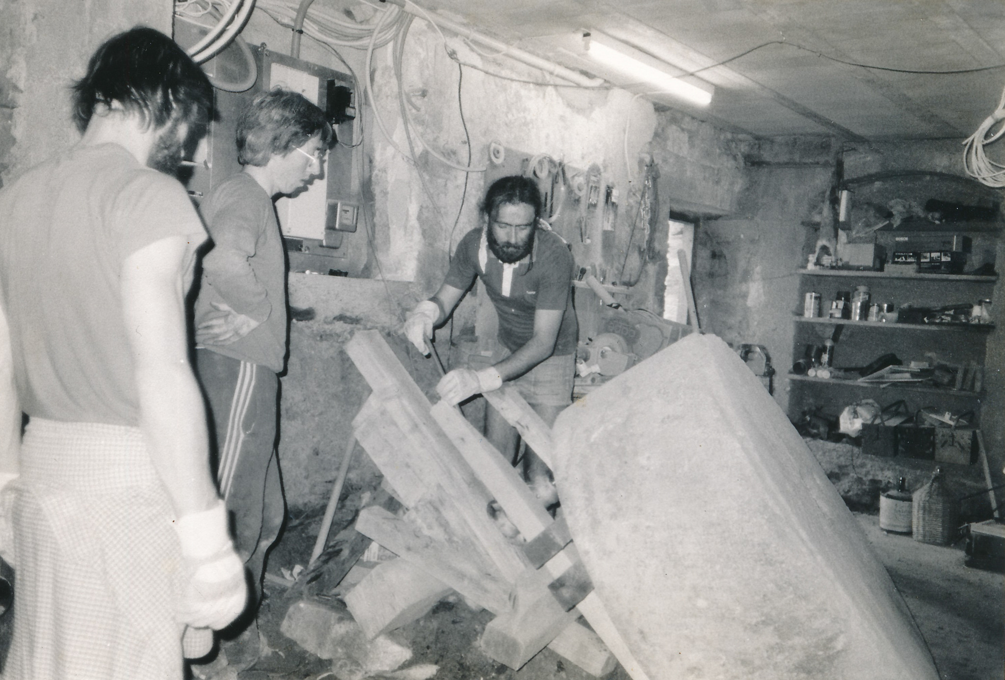 1981. Richard Nemčok (vpravo) při přestavbě mlýna Charlieho Soukupa v Alsasku.
