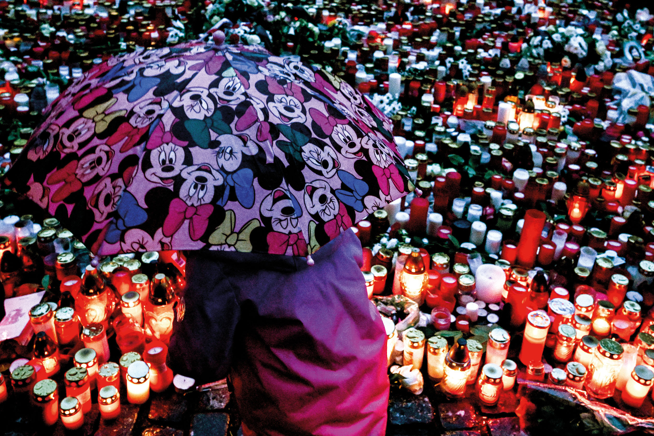 Plamínky smutku… Svíčky na památku obětí vražedného útoku na filozofické fakultě.
Praha, Ovocný trh 23. prosince 2023