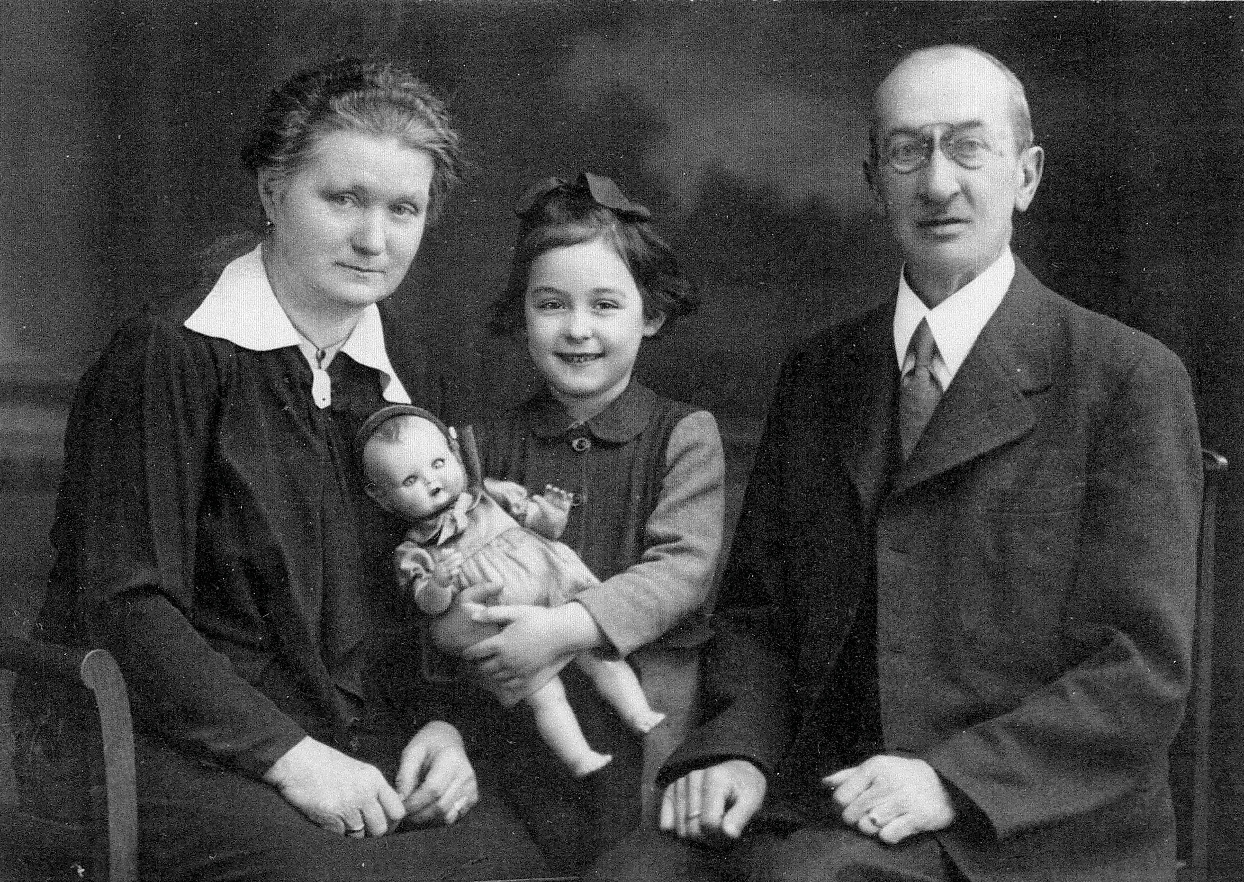 Doris s prarodiči. 
Tuto fotografii poslali mamince do koncentračního tábora Ravensbrück.