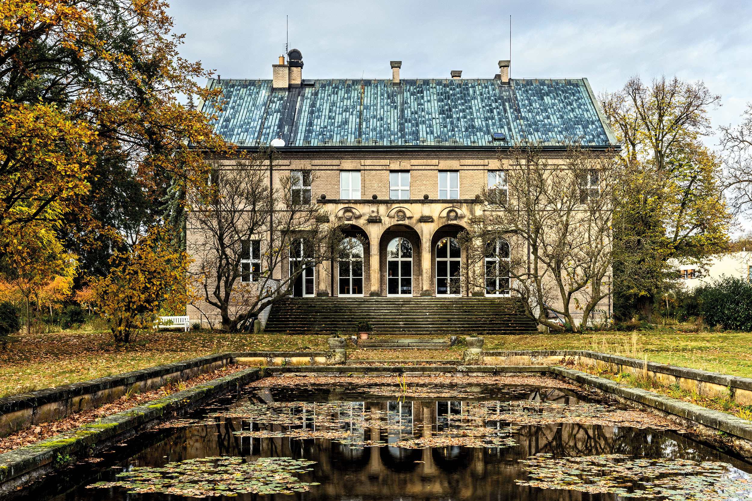 Vila. Pohled na vilu s balkonem a schodištěm, které proslavil Havlův film Odcházení.