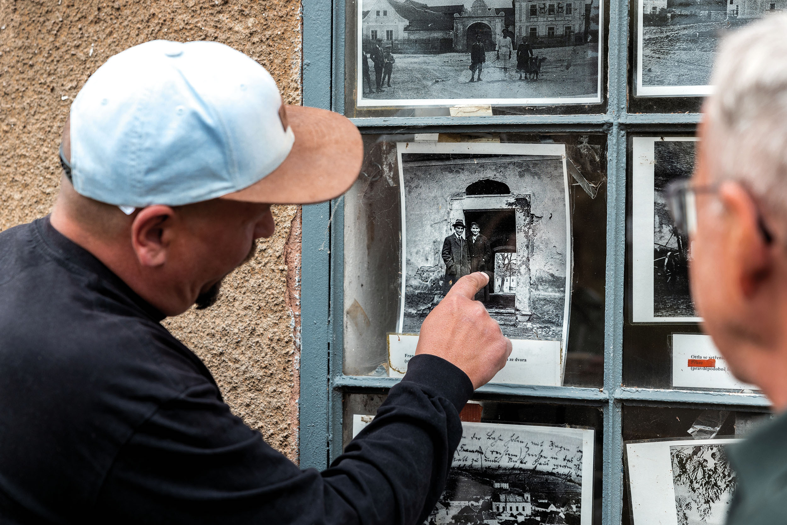 Po Kafkových stopách. V roce 1917 zapózovali na zápraží domu č. 15 sourozenci Franz a Ottla Kafkovi, v květnu 2024 totéž udělali David Herblich a majitel domu Zdeněk Kunst. 