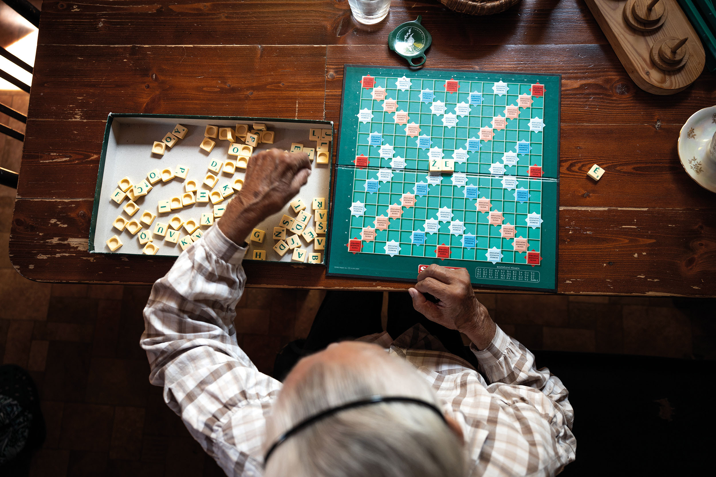 Víc než jen zábava. Scrabble pomáhá lidem s alzheimerem trénovat paměť i soustředění.