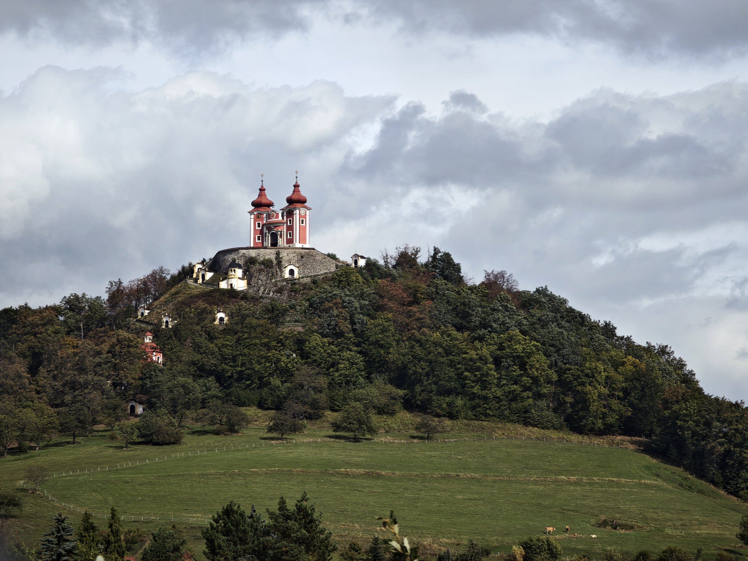 Architektonické pojetí kalvárie je díky její symetrii a umístění na dominantním kopci vizuálně působivou součástí krajinného obrazu Banské Štiavnice. S městem roztahujícím se v protilehlém kopci ji dříve spojovala lipová alej s řadou dalších kapliček.