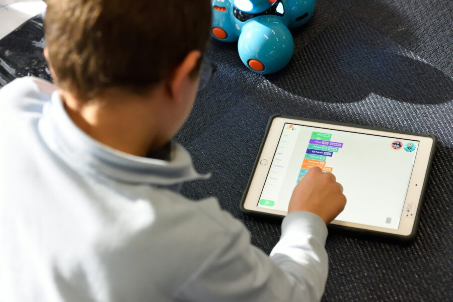 Děti a mladí lidé ve věku od 8 do 15 let tráví na mobilu průměrně tři a půl hodiny denně.