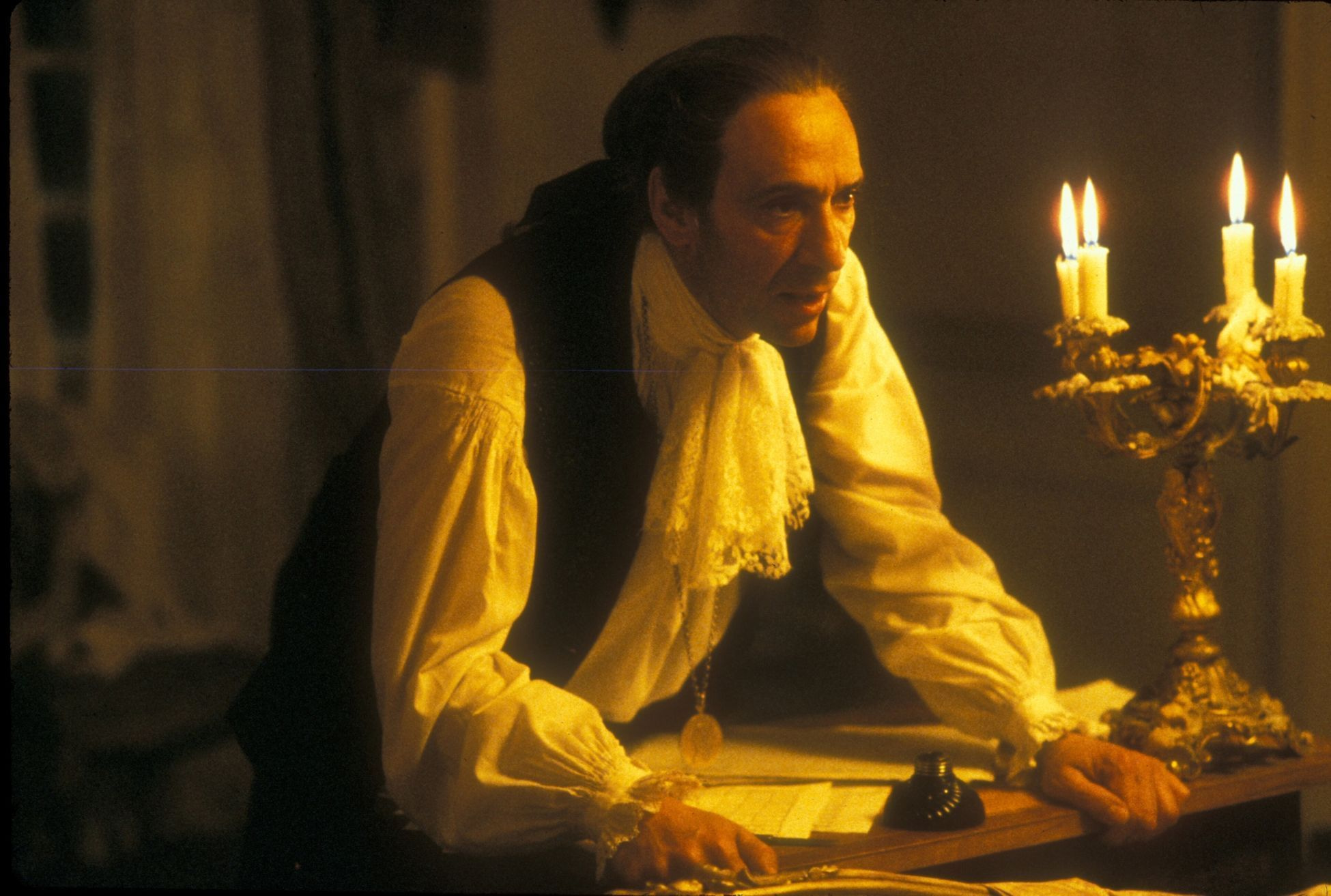 F. Murray Abraham jako Antonio Salieri ve filmu Amadeus