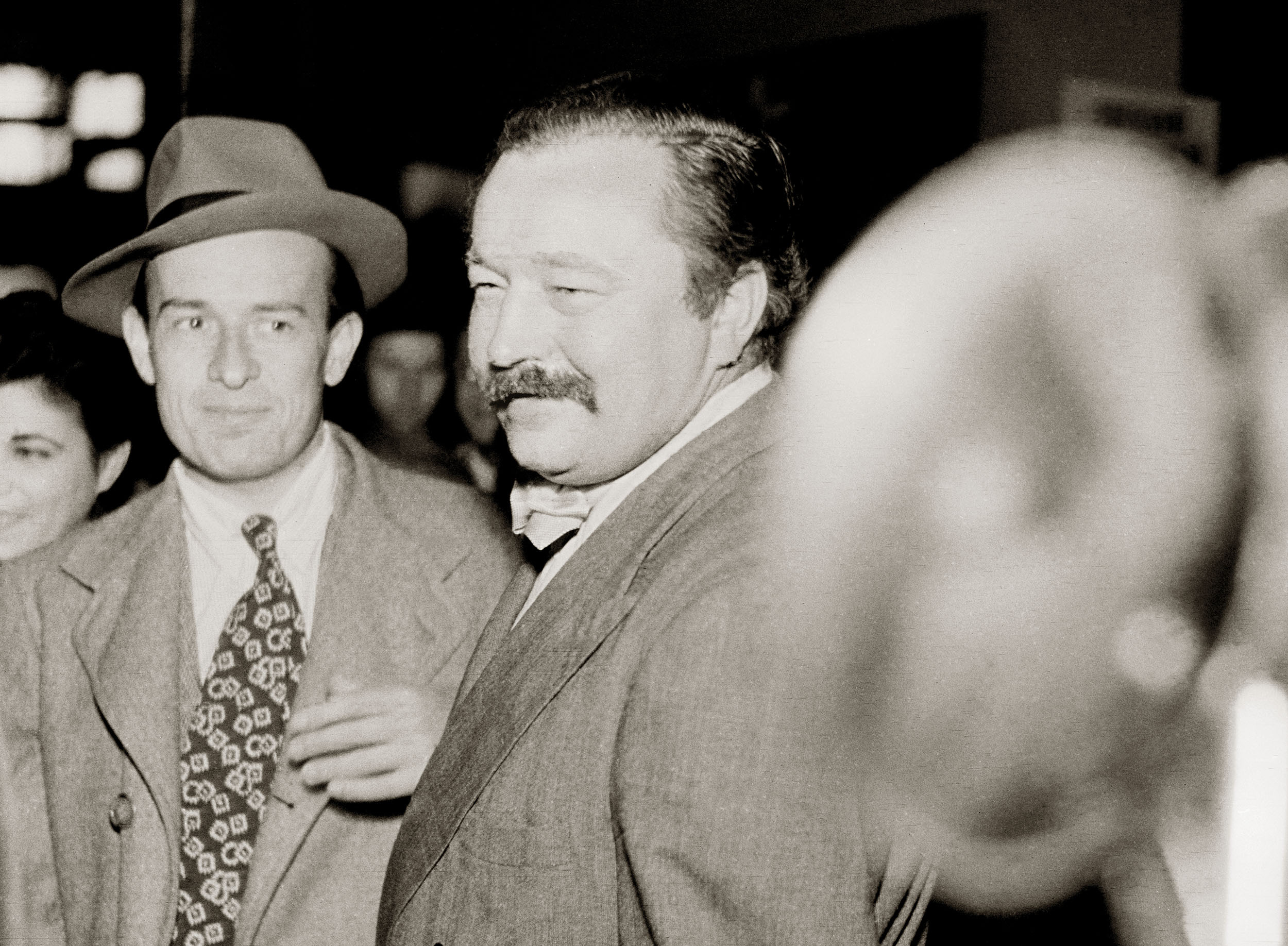 Jiří Voskovec na Wilsonově nádraží po příjezdu z Ameriky. 
Jeho zálibný pohled patří pochopitelně Janu Werichovi.
