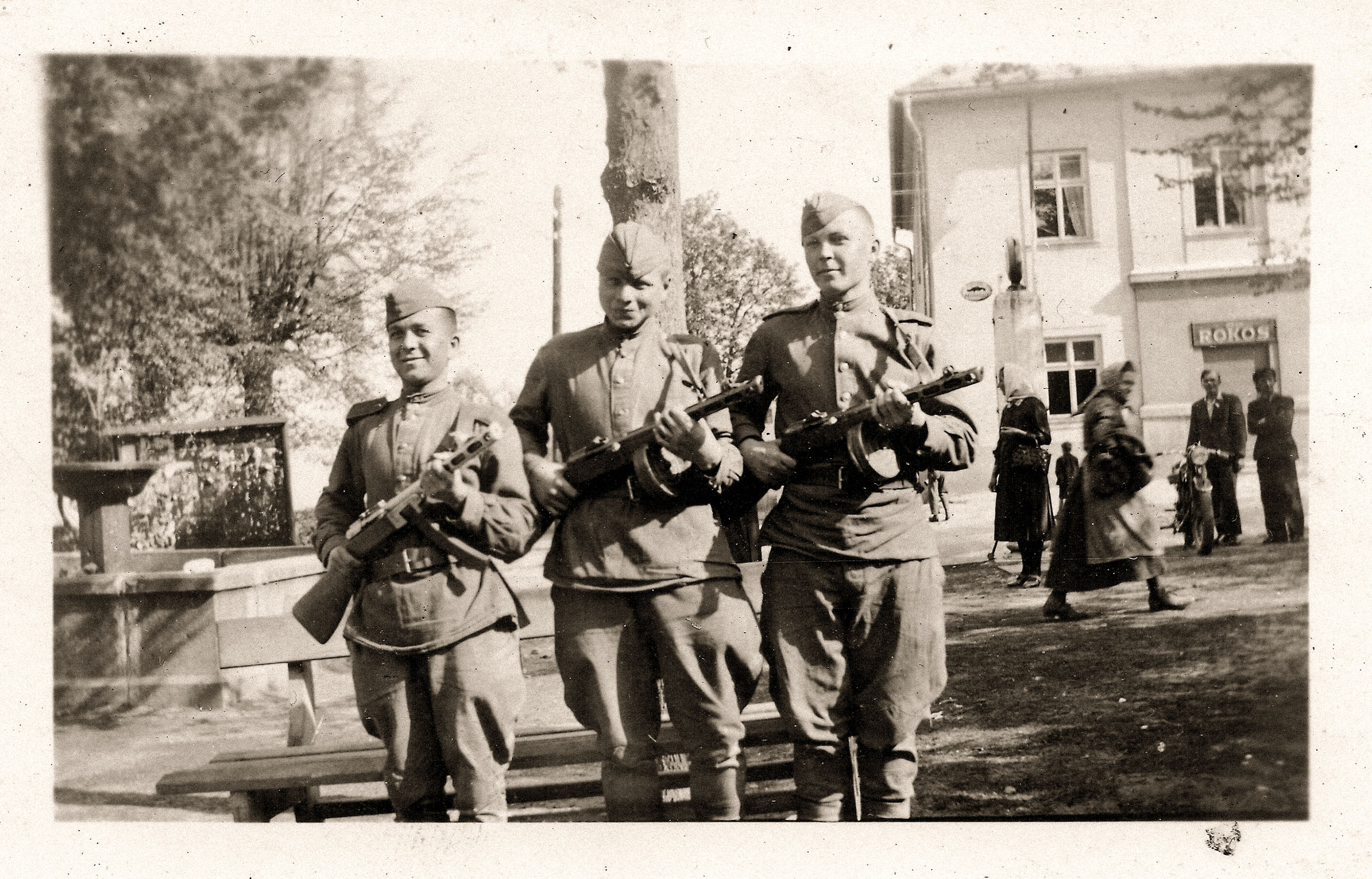 Nas mnogo! Vojáci Rudé armády 11. května 1945 v Zahrádce na náměstí.