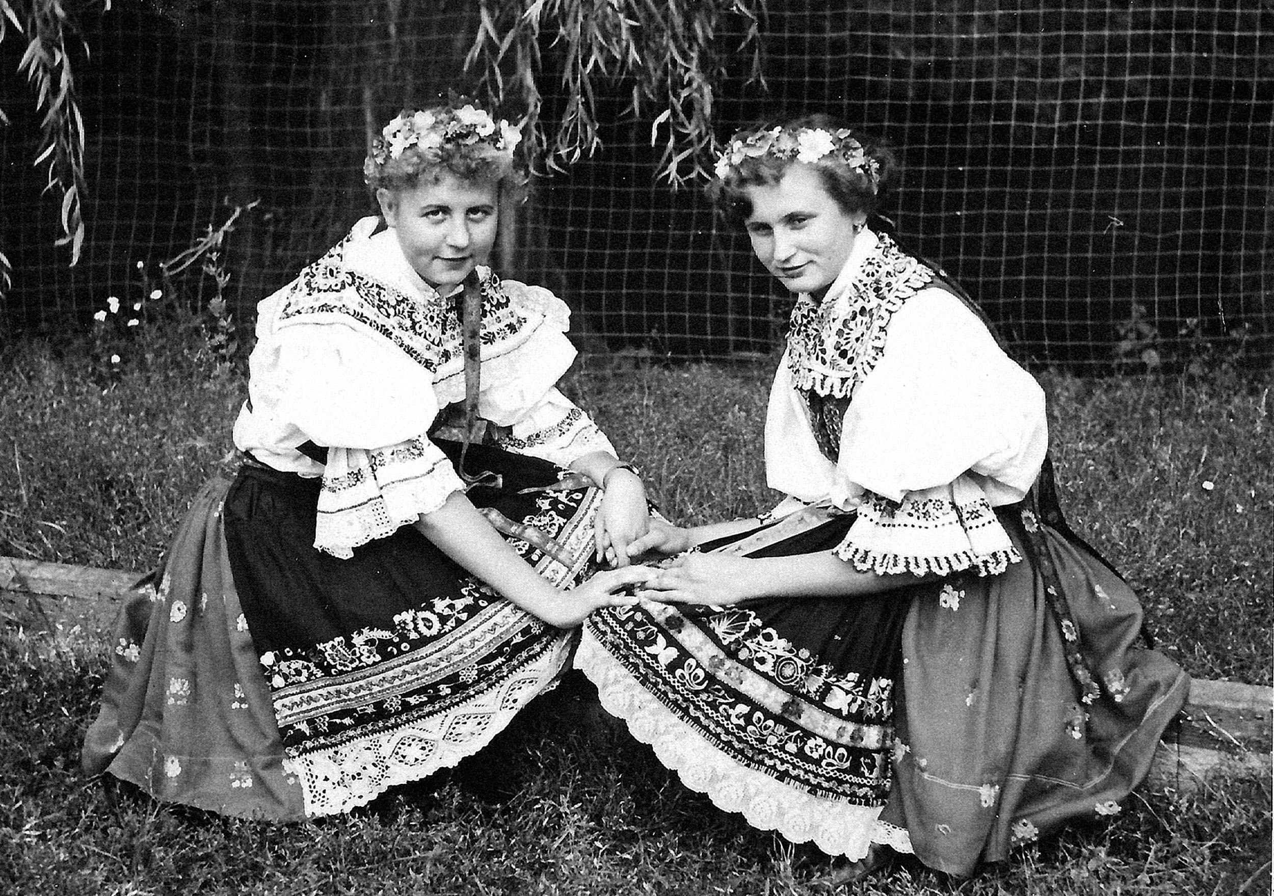 1956. Hody v Pohořelicích, Alice Vaňkátová nalevo.