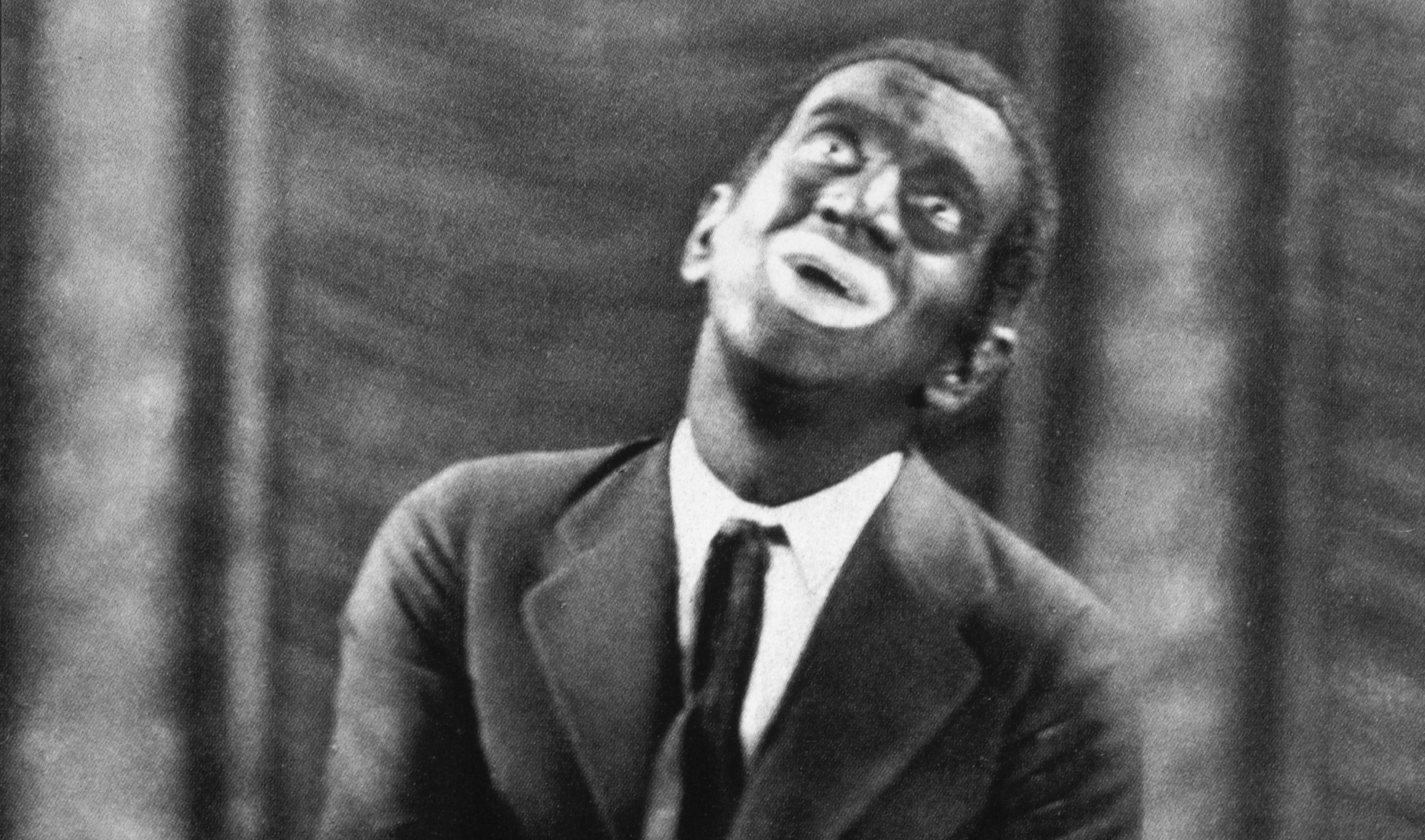 Al Jonson v hlavní roli filmu Jazz Singer z roku 1927.