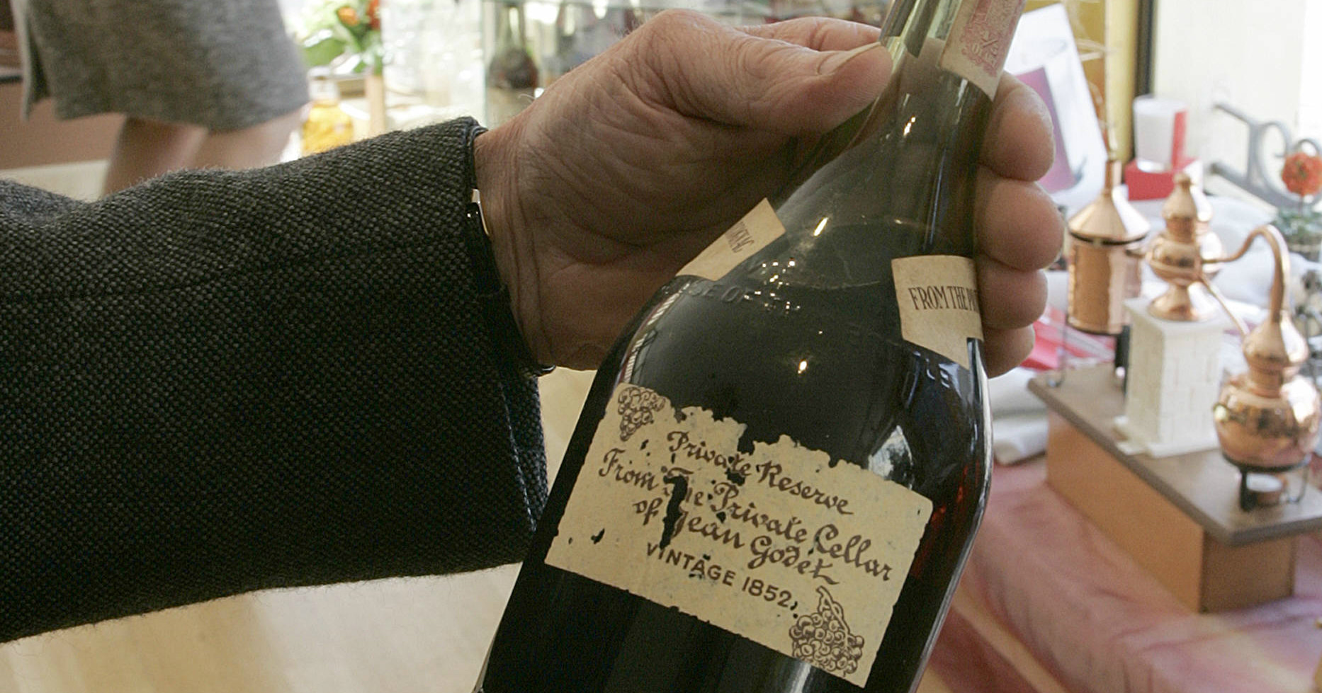 Láhev starého koňaku Godet. V roce 2008 byla prodána za 3000 euro, v dnešním přepočtu 80 tisíc korun.