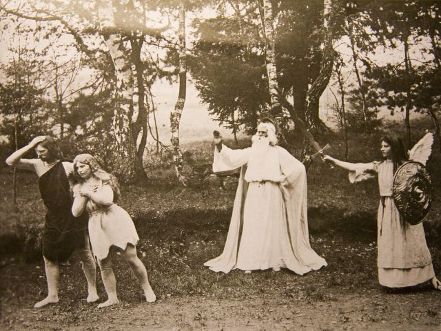 Vyhnání z ráje při představení pašijí v Hořicích, rok 1912.