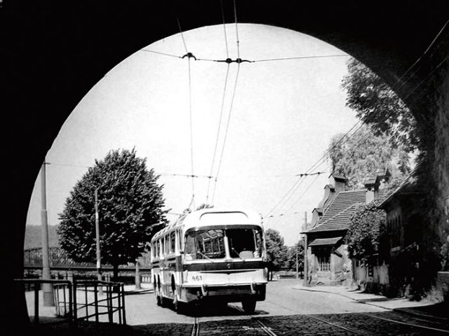 Trolejbus Tr5 v Praze pod Vyšehradem.