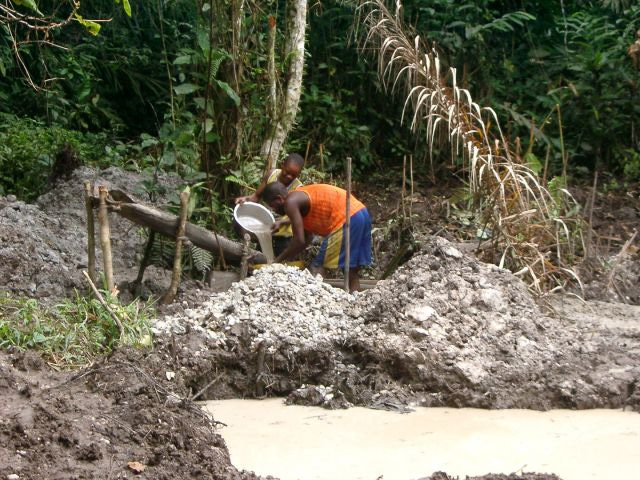 Naleziště coltanu v říčních nánosech v provincii Jižní Kivu. Vytěžená surovina míří do mobilů a počítačů.