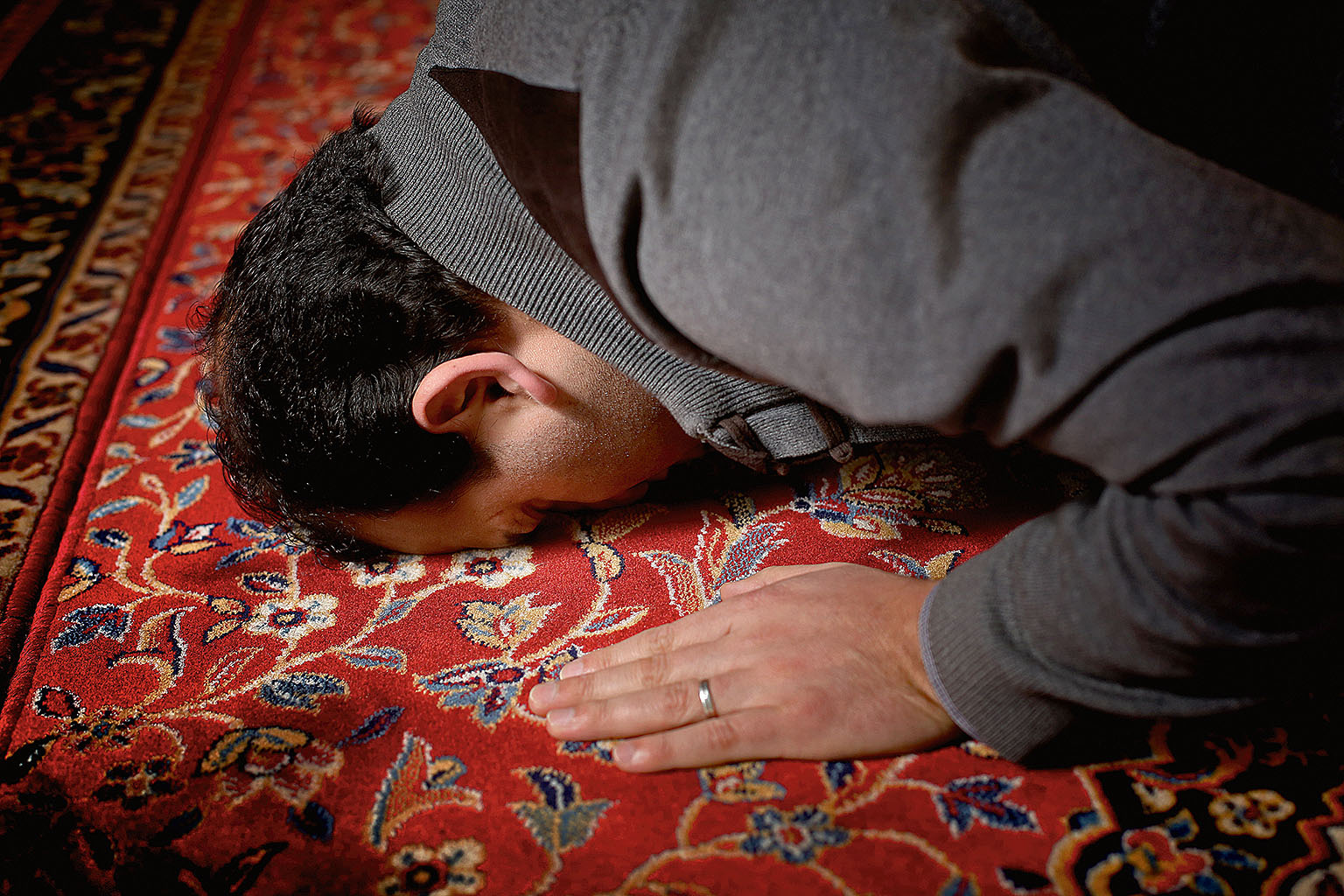 Raed jako kajícný věřící na koberci pražské modlitebny v únoru 2015.