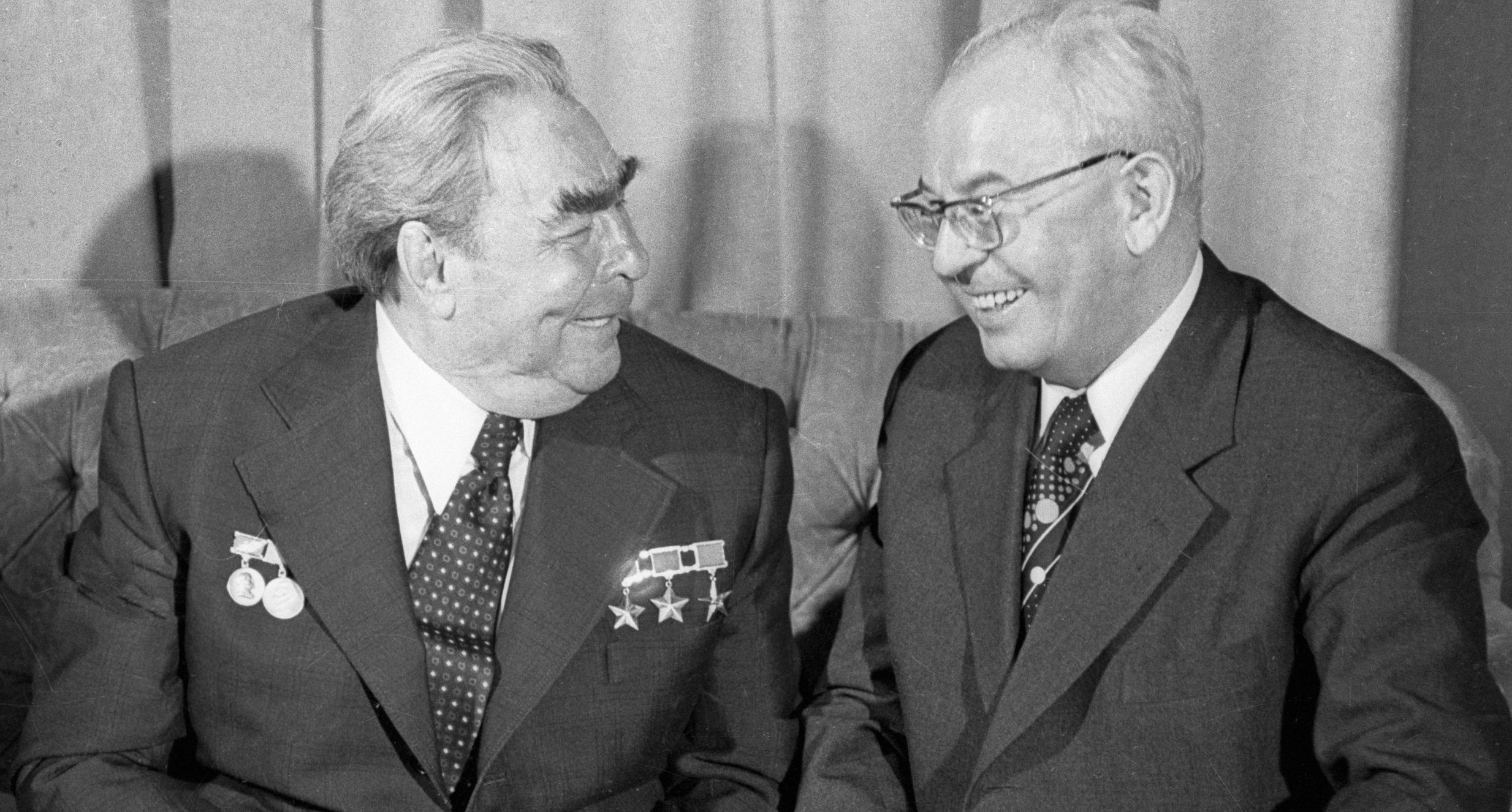 Normalizace. Prezident Husák (vpravo) a sovětský vůdce Brežněv. 1978.