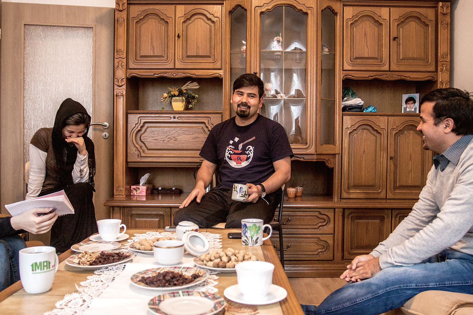 Afghánská pohostinnost. Silný, hořký zelený čaj a spousta sladkostí k tomu. Reza (uprostřed) s manželkou a jeho kamarád Zia.