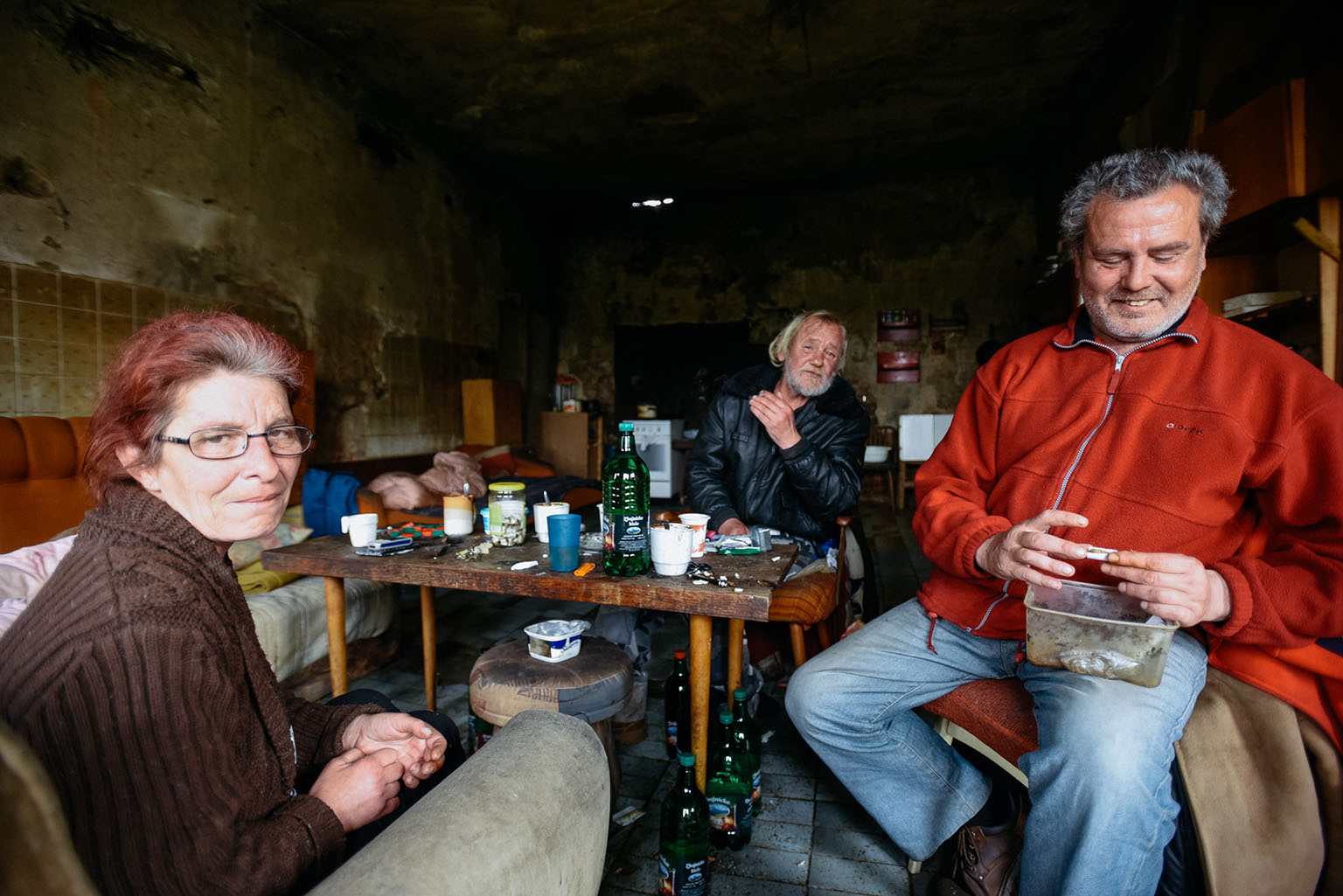 Osoblažské dno. Mají tu tři bezdomovce, ale umožňují jim přežívat v jedné rozpadající se budově někdejšího statku.