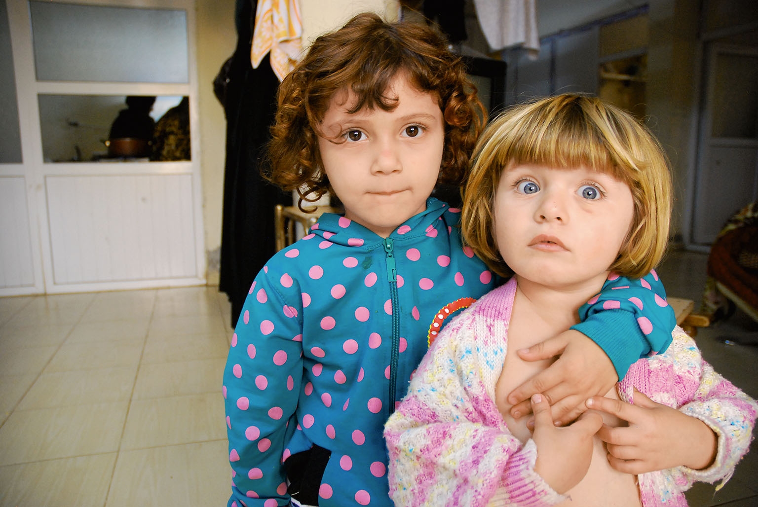 Děti bez dětství. Modrooká, tichá dívenka Hamída a její sestra. Budou vůbec někdy chodit do školy?