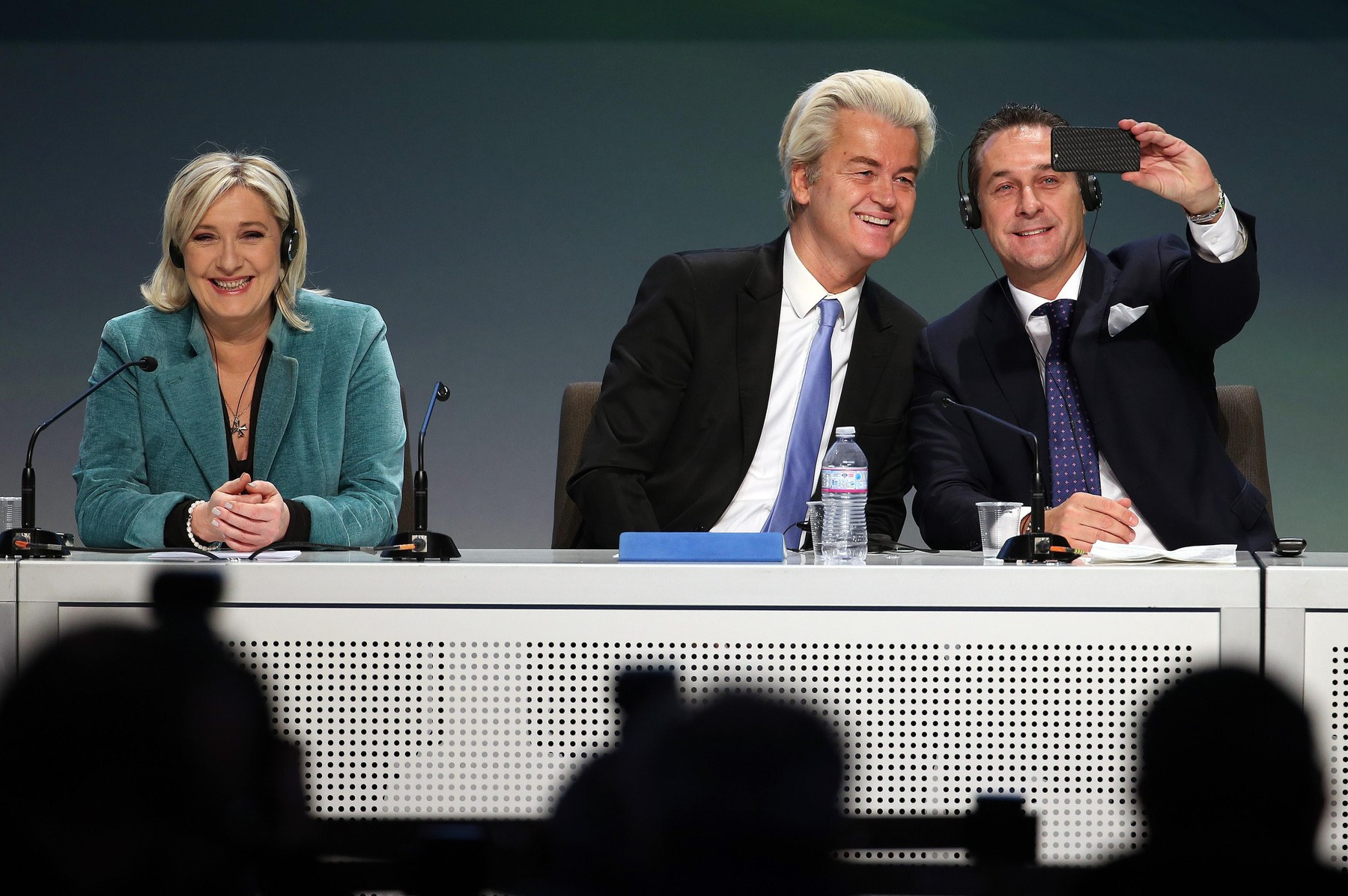 Populistická internacionála. Šéfka francouzské Národní Fronty Marine Le Penová, holandský politik Gert Wilders a šéf rakouských Svobodných Heinz-Christian Strache.