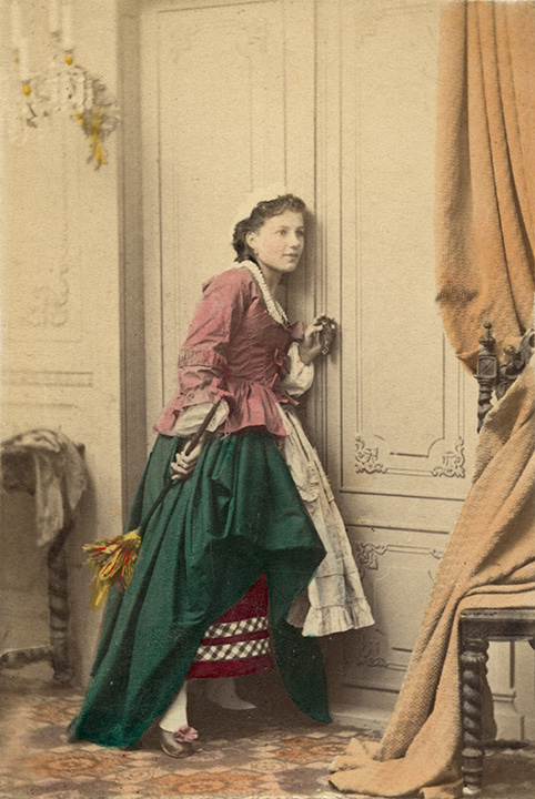 Služka s mopem poslouchá za dveřmi, kolorovaná vizitka, kolem roku 1875