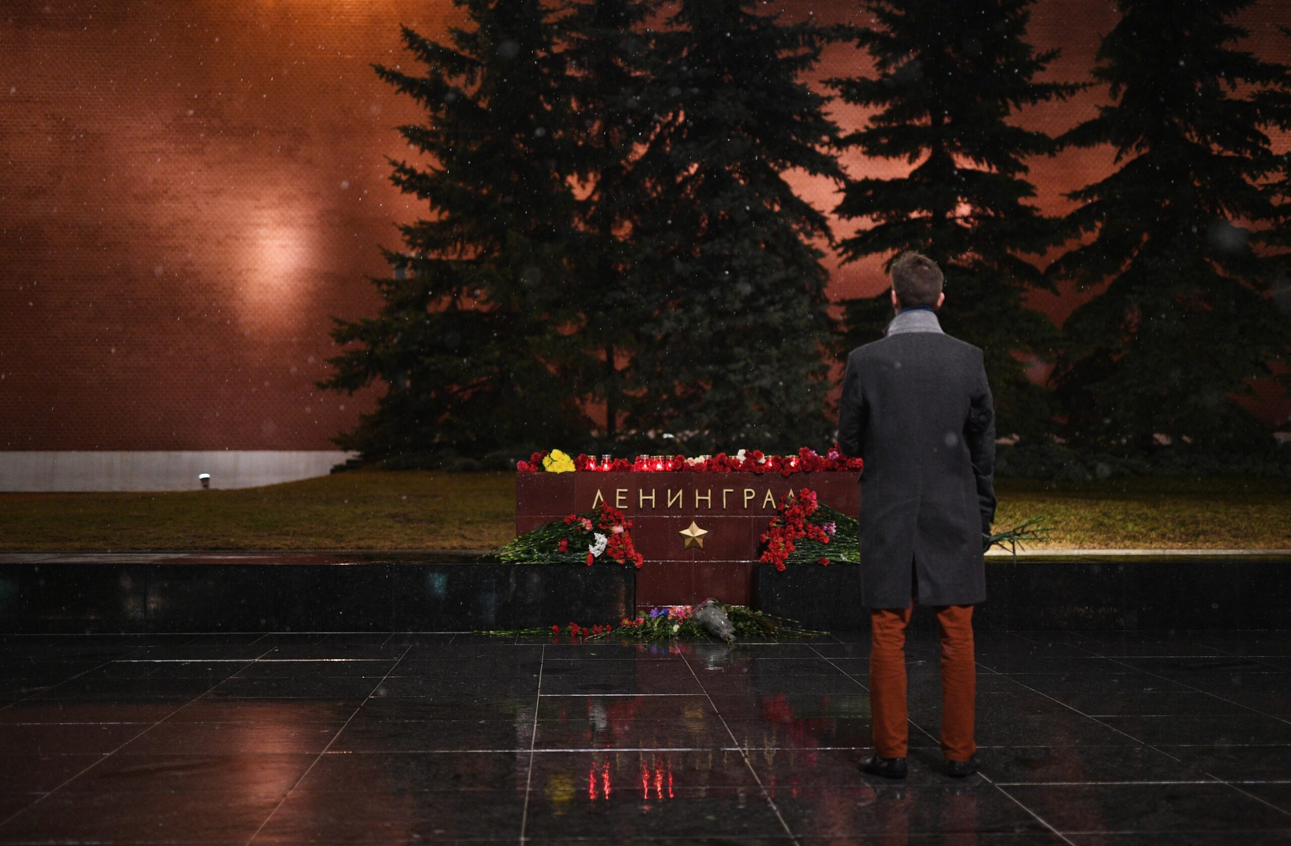 I v Moskvě lidé přinášejí květiny a chodí uctít památku obětí útoku.