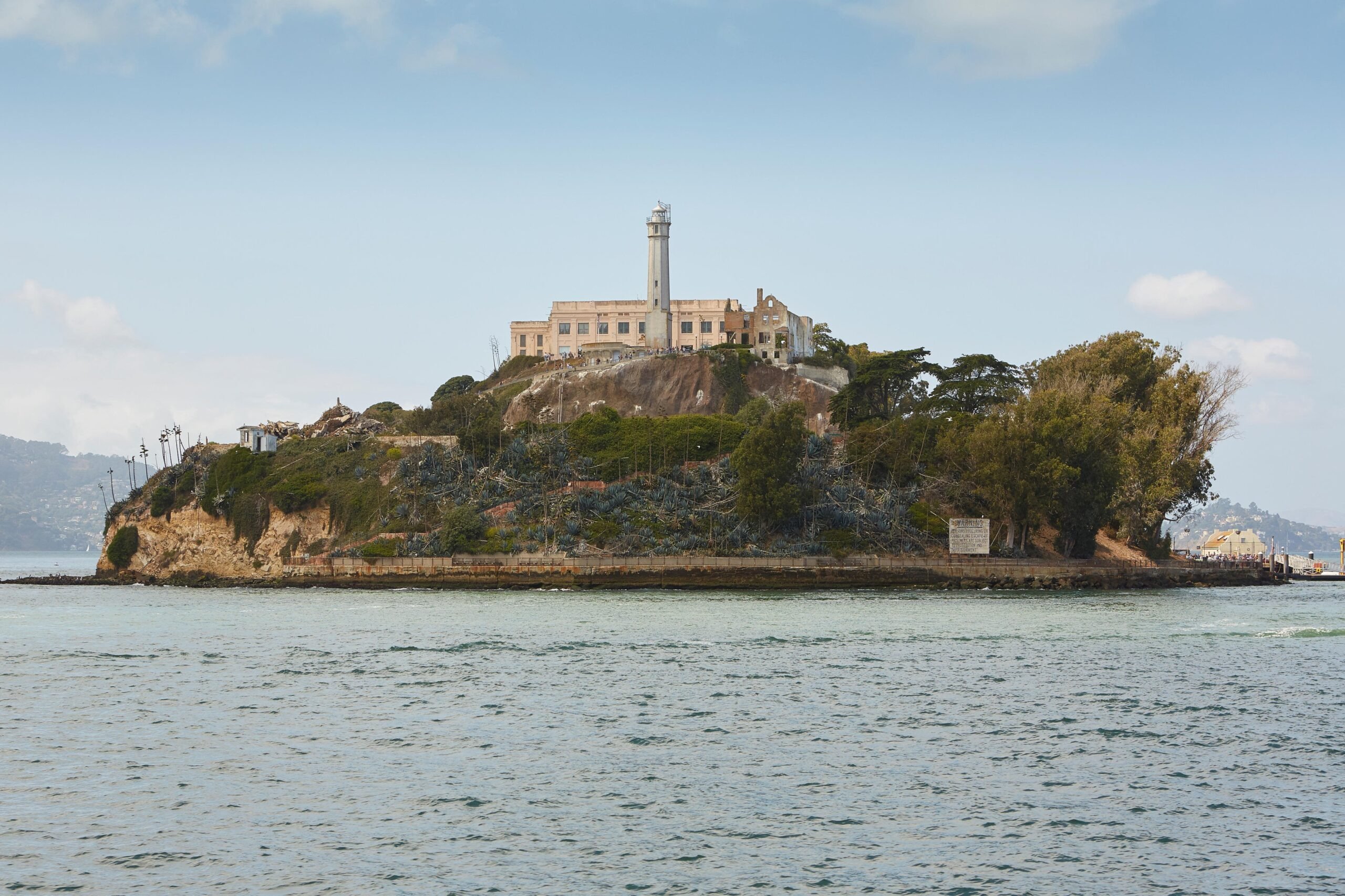 Alcatraz leží zhruba 2 kilometry od pobřeží a jeho rozloha činí 9 hektarů.